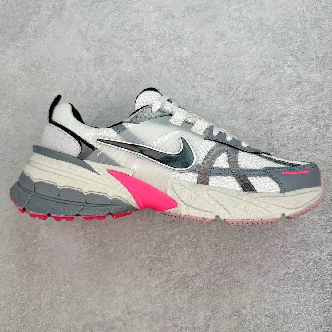 ＃HP纯原 NK V2K Runtekk 减震防滑低帮 复古老爹鞋跑步鞋 FZ5061-100 鞋款被命名为 Runtekk 设计上借鉴了 2000 年的跑鞋风格 配色上以金属银为主调 简练又有复古运动气质 材质上使用大面积网眼、皮革、TPU 组成 支撑和透气性肯定不错 中底处由 Cushlon 泡绵打造 保证在压马路时可以提供优秀脚感 并通过一手做旧氧化效果突出复古感 中底造型很容易让大家联想到巴黎世家3XL 增高效果同样不能忽视 尺码：35.5 36 36.5 37.5 38 38.5 39 40 40.5 41 42 42.5 43 44 44.5 45 46-选品中心