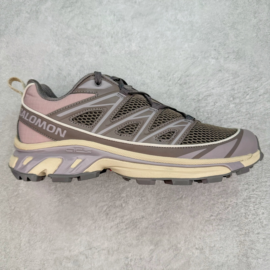 ＃绿X Salomon XT-6 萨洛蒙复古潮流户外机能登山跑鞋 纯原外贸平台特供订单 耗时半年巨作 全套原纸板楦头开发 原厂特供网布配套加持 确保原汁原味 完美呈现版型 原档数据独家私模五层组合大底 男女鞋同步官方开发至46.5 原装Ortholite轻量化鞋垫 中底布带钢印编号 原厂TPU锁扣 进口港宝加持 后跟自然饱满 还原公司包裹性 鞋面以“锯齿”状的包裹系统呈现 在基色底之下加入了各种色点缀 将公司的最新技术和时尚前卫的造型融入耐用的长跑款式中 鞋面由 TPU 薄膜制成 并焊接在高耐磨网眼上 使其既时尚又坚固 由 ACS底盘支撑 可增强稳定性和支撑力 以及由橡胶凸耳 Contragrip外底覆盖的 EVA 缓冲中底 旨在应对崎岖的地形 鞋舌上的彩色Salomon 标签、Quicklace 系统以及鞋头、鞋舌和鞋跟上的附加品牌使细节更加完美 让穿着者可以轻松驾驭户外与通勤下的任何运动生活场景 无缝鞋身户外随意纵横 颜值与脚感兼备 出街通勤 绝对非常吸睛 你值得拥有 尺码：36 36.5 37.5 38 38.5 39 40 40.5 41 42 42.5 43 44 44.5 45 46 46.5 注意：偏小1码-选品中心