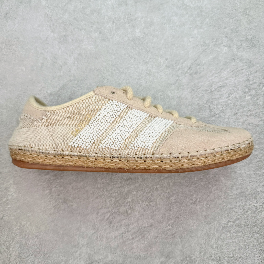 ＃纯原 CLOT x Adidas Gazelle\\\”Halo Ivory\\\”羚羊内训系列低帮复古薄底德训风百搭休闲运动板鞋IH3144 AD Originals与陈冠希再度携手推出合作鞋款CLOT Gazelle by Edison Chen，作为双方长期合作的最新力作，全新联名鞋款继续书写着时尚与文化交汇的创新篇章。阿迪达斯官方公布了由Jennie演绎的CLOT x adidas Originals Gazelle宣传片，在柔和静谧的背景中，以其独特的方式展现了CLOT x adidas Gazelle的魅力，展现出自信且富有创意的自我表达。此次焕然一新的Gazelle鞋履，以中国传统物件「草帽」为灵感，整体采用“Halo Ivory”配色，在保留了Gazelle经典鞋型的同时，更为大胆地使用中国传统草鞋编织手艺，融合中西文化，细节满满。联名鞋款的鞋面以透气的编织设计呈现，并搭配象牙色调绒面皮革；搭配编织设计语言，鞋带设计选择麻绳工艺；中底部分则抛弃传统的橡胶，换成了类似草鞋的橡胶千层底，达到手工缝线的效果。标志性的侧面条纹则通过串珠的方式进行呈现，在整体的手工氛围中注入了一丝精致的感觉，与压印的CLOT logo相得益彰。此外，Jennie身上所穿的是一件同样采用编织元素的同色系针织短袖，整体穿搭充满了夏日风格，清爽又时尚。尺码：36 36⅔ 37⅓ 38 38⅔ 39⅓ 40 40⅔ 41⅓ 42 42⅔ 43⅓ 44 44⅔ 45-选品中心