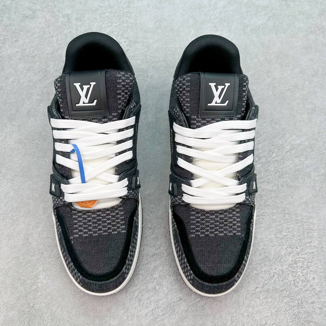 图片[2]-＃ZS纯原 Louis Vuitton Trainer lv时装走秀运动鞋 做旧系列 市场所有版本中综合最强的货品 GD实力大厂出品 全网最全配色更新最快 最成熟的做工稳定的品控 完美鞋型超高的清洁度 零毛边线头瑕疵 全套原楦原纸版原鞋开模 全网最具灵魂的版型 正确原装黄色鞋盒 正确中底印花 鞋面印花3D高频深度立体 全鞋电脑针车 紧密相连 针距密度一致 环保乳胶注塑鞋垫 厚度脚感还原原版 皮面裁剪部位 统一油边封口工艺 原装橡胶大底含胶量大底组合零偏差 专柜全套包装 防尘袋 说明书 质保卡 男女鞋 尺码：35 36 37 38 39 40 41 42 43 44 45-选品中心