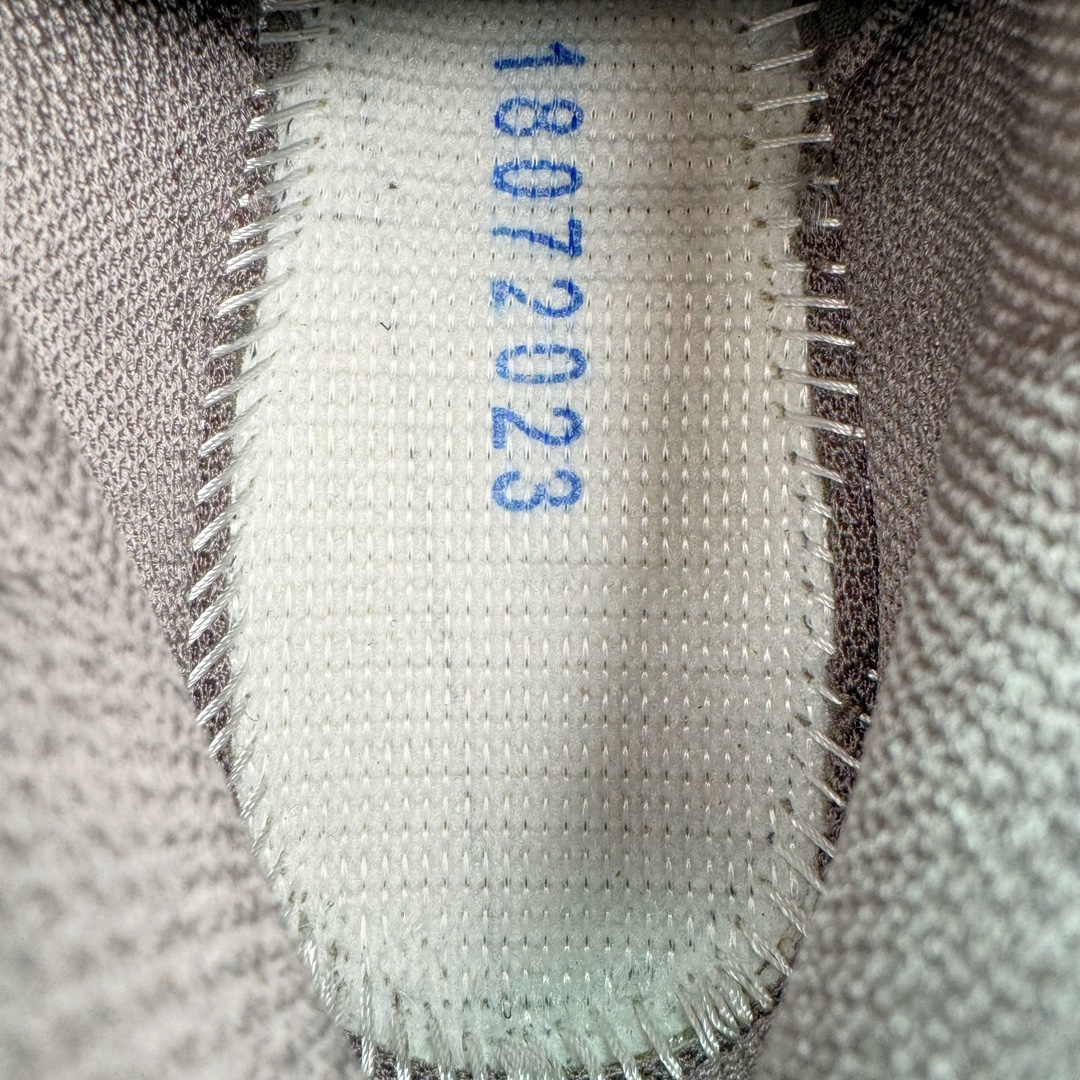 图片[10]-＃绿X Salomon XT-6 萨洛蒙复古潮流户外机能登山跑鞋 纯原外贸平台特供订单 耗时半年巨作 全套原纸板楦头开发 原厂特供网布配套加持 确保原汁原味 完美呈现版型 原档数据独家私模五层组合大底 男女鞋同步官方开发至46.5 原装Ortholite轻量化鞋垫 中底布带钢印编号 原厂TPU锁扣 进口港宝加持 后跟自然饱满 还原公司包裹性 鞋面以“锯齿”状的包裹系统呈现 在基色底之下加入了各种色点缀 将公司的最新技术和时尚前卫的造型融入耐用的长跑款式中 鞋面由 TPU 薄膜制成 并焊接在高耐磨网眼上 使其既时尚又坚固 由 ACS底盘支撑 可增强稳定性和支撑力 以及由橡胶凸耳 Contragrip外底覆盖的 EVA 缓冲中底 旨在应对崎岖的地形 鞋舌上的彩色Salomon 标签、Quicklace 系统以及鞋头、鞋舌和鞋跟上的附加品牌使细节更加完美 让穿着者可以轻松驾驭户外与通勤下的任何运动生活场景 无缝鞋身户外随意纵横 颜值与脚感兼备 出街通勤 绝对非常吸睛 你值得拥有 尺码：36 36.5 37.5 38 38.5 39 40 40.5 41 42 42.5 43 44 44.5 45 46 46.5 注意：偏小1码-选品中心