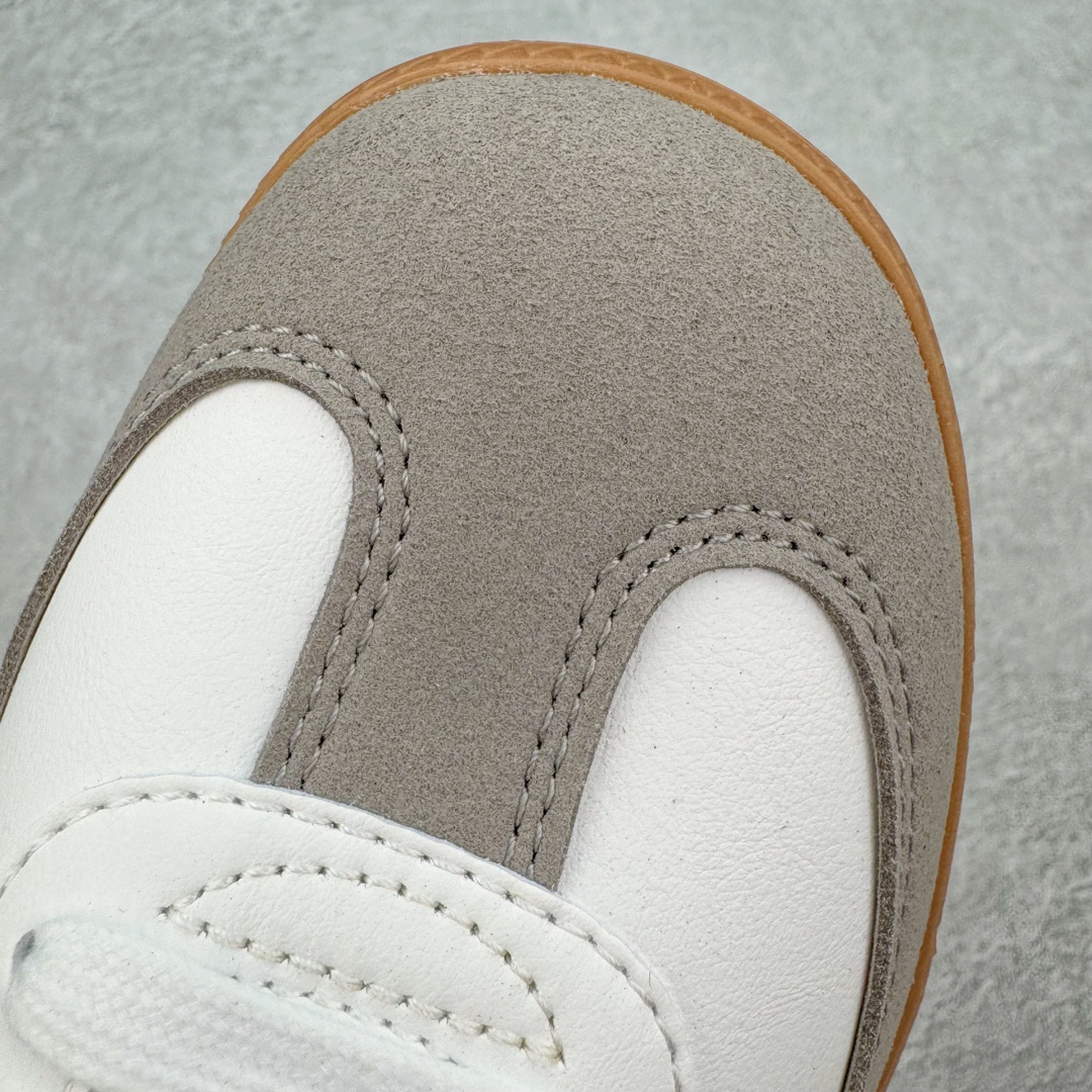 图片[12]-＃VT福利特价 AD Original Samba OG 复古经典轻便板鞋 白灰 ID2865 口碑大厂出品 品控大底版型不断改良更新 全套原纸板楦头开发 确保原汁原味 完美呈现DUNK版型 一比一鞋头弧度高度鞋身弧度 此版本只针对中端市场 皮料材质有所更替 其他数据细节工艺流程均保持一致 绝不口嗨 细节品控鞋型随意对比 正确烫金高频细节 原装纳米超迁皮料 独家私模橡胶大底 原盒原配 这款桑巴鞋展示了高质量的工艺 带有装饰的超锁缝制和无缝的手感 柔软、柔软的皮革造型和标志性的3条纹完成了精致的外观 正规合身鞋带 鞋面上有绒面鞋垫 橡胶鞋底 享受正畸套筒软感 自50年代首次亮相以来就一直在赢得粉丝的青睐 尺码：35.5 36 36.5 37.5 38 38.5 39 40 40.5 41 42 42.5 43 44 44.5 45 46-选品中心