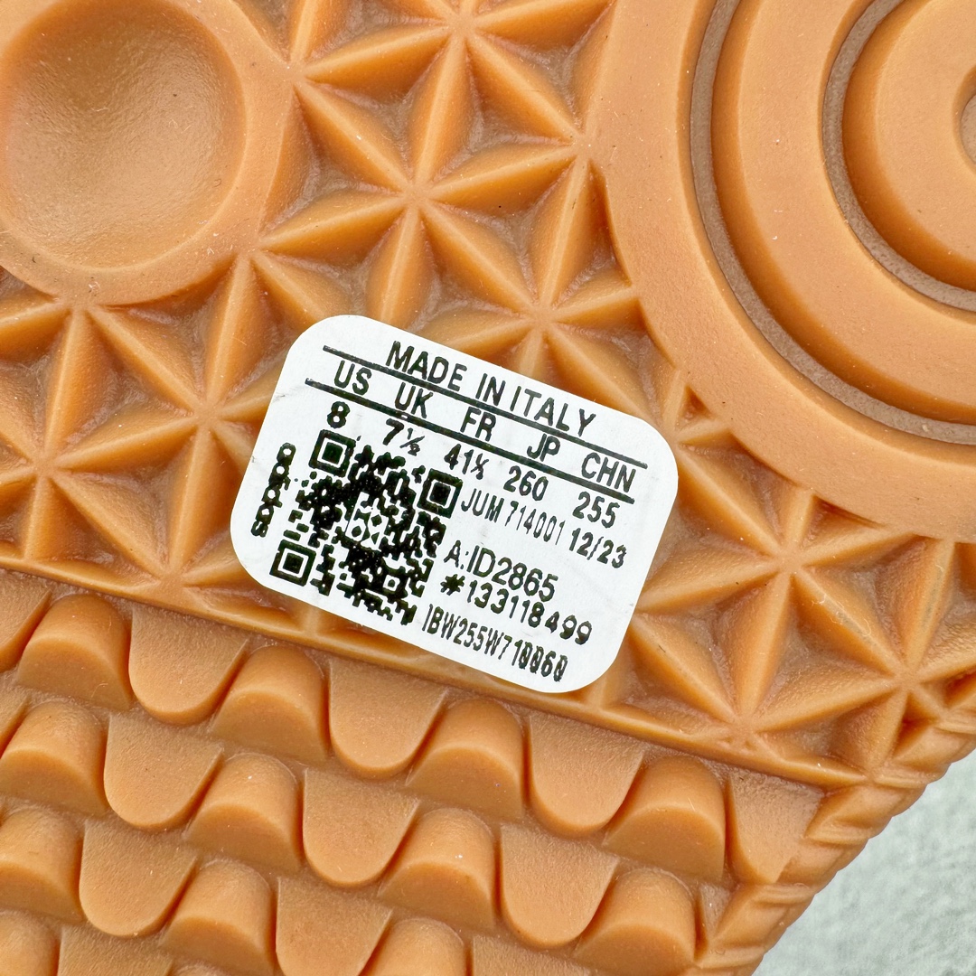 图片[14]-＃VT福利特价 AD Original Samba OG 复古经典轻便板鞋 白灰 ID2865 口碑大厂出品 品控大底版型不断改良更新 全套原纸板楦头开发 确保原汁原味 完美呈现DUNK版型 一比一鞋头弧度高度鞋身弧度 此版本只针对中端市场 皮料材质有所更替 其他数据细节工艺流程均保持一致 绝不口嗨 细节品控鞋型随意对比 正确烫金高频细节 原装纳米超迁皮料 独家私模橡胶大底 原盒原配 这款桑巴鞋展示了高质量的工艺 带有装饰的超锁缝制和无缝的手感 柔软、柔软的皮革造型和标志性的3条纹完成了精致的外观 正规合身鞋带 鞋面上有绒面鞋垫 橡胶鞋底 享受正畸套筒软感 自50年代首次亮相以来就一直在赢得粉丝的青睐 尺码：35.5 36 36.5 37.5 38 38.5 39 40 40.5 41 42 42.5 43 44 44.5 45 46-选品中心