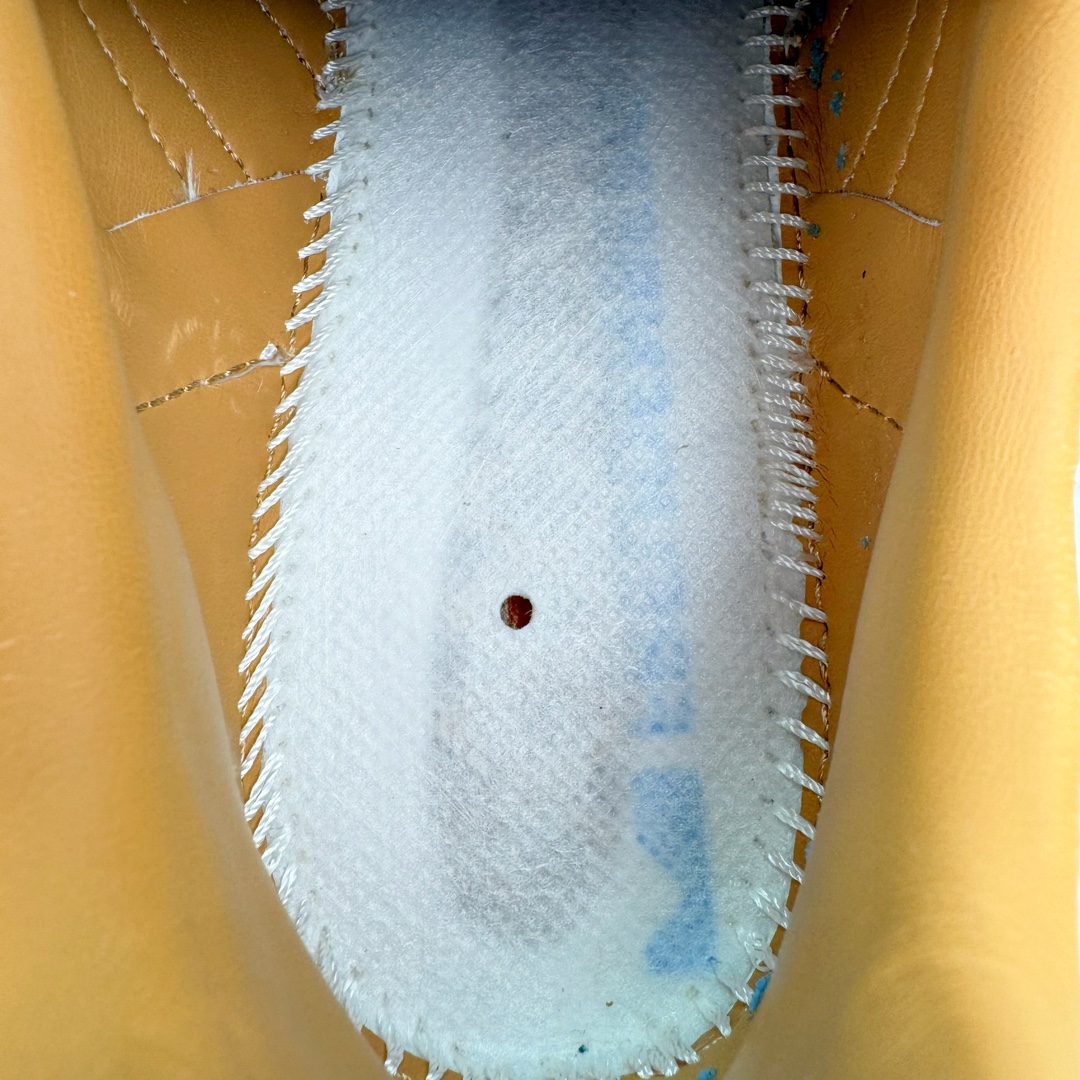 图片[10]-＃VT福利特价 AD Original Samba OG 复古经典轻便板鞋 白灰 ID2865 口碑大厂出品 品控大底版型不断改良更新 全套原纸板楦头开发 确保原汁原味 完美呈现DUNK版型 一比一鞋头弧度高度鞋身弧度 此版本只针对中端市场 皮料材质有所更替 其他数据细节工艺流程均保持一致 绝不口嗨 细节品控鞋型随意对比 正确烫金高频细节 原装纳米超迁皮料 独家私模橡胶大底 原盒原配 这款桑巴鞋展示了高质量的工艺 带有装饰的超锁缝制和无缝的手感 柔软、柔软的皮革造型和标志性的3条纹完成了精致的外观 正规合身鞋带 鞋面上有绒面鞋垫 橡胶鞋底 享受正畸套筒软感 自50年代首次亮相以来就一直在赢得粉丝的青睐 尺码：35.5 36 36.5 37.5 38 38.5 39 40 40.5 41 42 42.5 43 44 44.5 45 46-选品中心