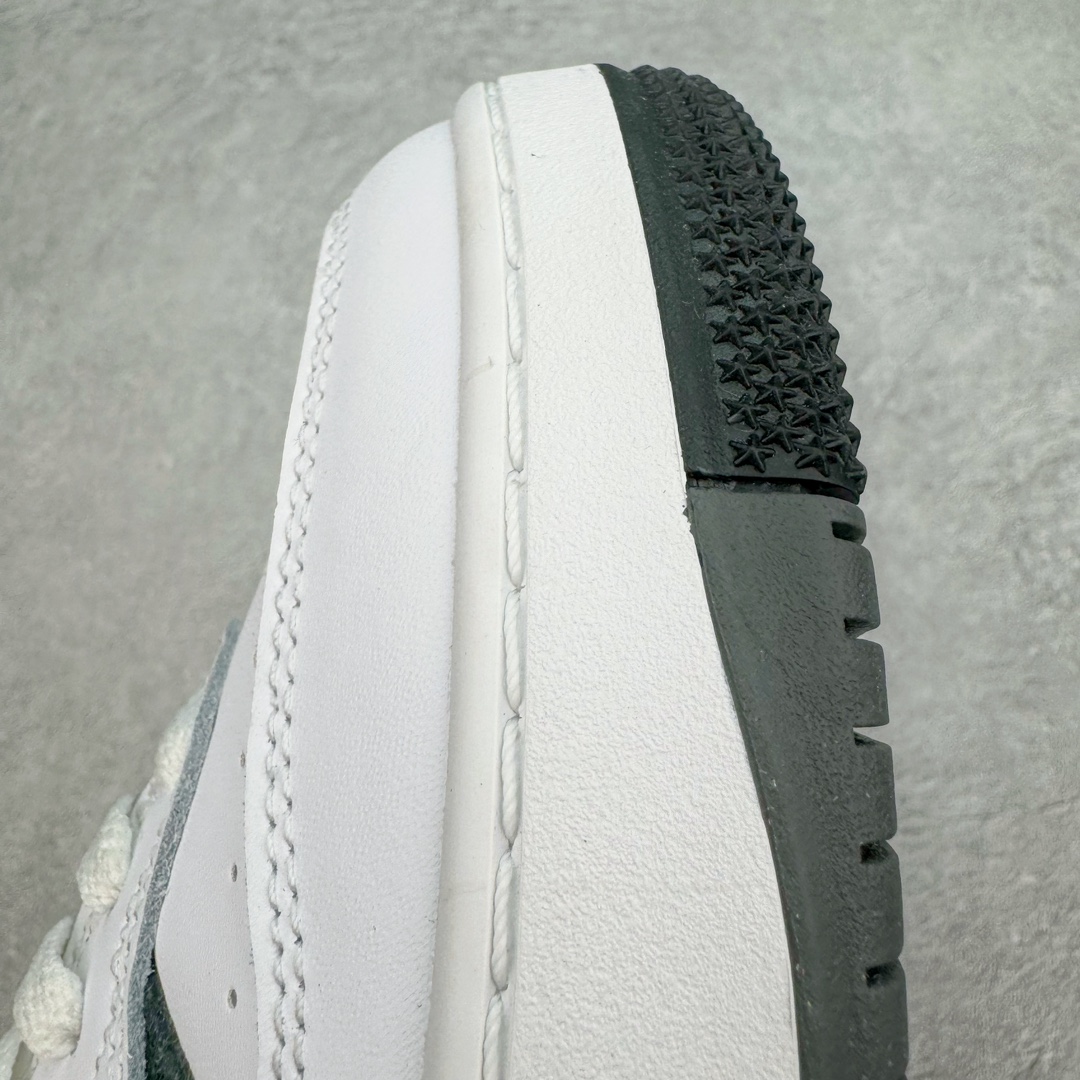 图片[17]-＃奥莱Zp订单福利 NK Gamma Force Low 伽玛空军系列低帮经典百搭休闲运动厚底板鞋 DX9176-100 独家渠道 市面未流通批次 奥莱直播间499 599一样的东西 碾压市面现存所有版本 公司一样的东西 超值回馈 帮你省钱 支持各种鉴定 这两年越来越多品牌玩起了复古风 尤其是NK 不仅推出做旧质感的球鞋 还带回不少元年鞋型 最近 一双 Gamma Force 迎来一款新配色 虽然它看起来和感觉起来像是 80 年代的发布 但 Gamma Force 实际上是该品牌的最新产品之一 整个鞋面采用米白色的皮革与翻毛皮材质覆盖 鞋面设计就是那股80年代的味道 细节部分搭配红、蓝、绿三色的融入 复古气质拉满 极具Vibe风 中底处加入了做旧工艺 重现老鞋质感 尺码：35.5 36 36.5 37.5 38 39 40 40.5 41 42 42.5 43 44 44.5-选品中心