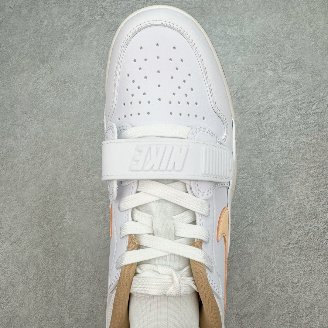 图片[4]-＃PB Air Jordan Legacy AJ312 Low 低帮复古篮球鞋 白棕 FQ7827-100 市场最强独一档产物 全套原纸板楦头开发 原厂大底磨具加持立体防滑纹理 原档数据后跟TPU子母扣魔术贴 原装可视Air Sole气垫 原汁原味最完美的312代版型 唯一正确鞋头趴度弧度高度鞋身腰线 进口港宝加持 后跟自然饱满 全鞋荧光划线卡点 追求极致完美 每一双都是工艺品 多重QC质检 超越公司货的品控标准 实实在在的免检产品 鞋身采用了皮革材质打造 横跨鞋面的魔术贴十分吸睛 侧面的Swoosh Logo的一部分被鞋面遮挡了一部分 颇具玩味 魔术贴上标有NK标识 而鞋舌上是Jordan的经典红色飞翼Logo 后跟和鞋底均采用了AJ3的设计 后跟上同样也使用了经典的爆裂纹图案 尺码：36 36.5 37.5 38 38.5 39 40 40.5 41 42 42.5 43 44 44.5 45 46 47.5-选品中心