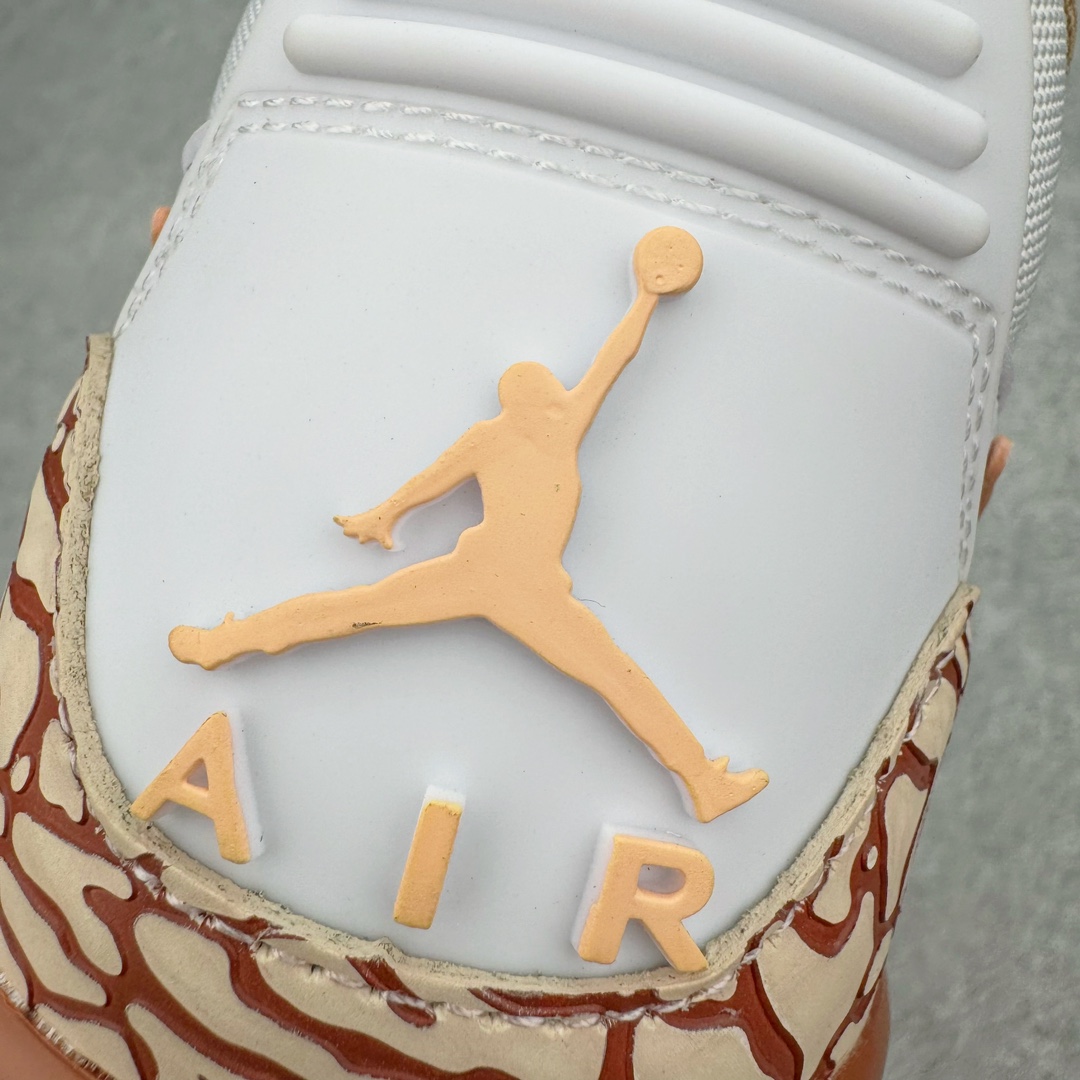 图片[12]-＃PB Air Jordan Legacy AJ312 Low 低帮复古篮球鞋 白棕 FQ7827-100 市场最强独一档产物 全套原纸板楦头开发 原厂大底磨具加持立体防滑纹理 原档数据后跟TPU子母扣魔术贴 原装可视Air Sole气垫 原汁原味最完美的312代版型 唯一正确鞋头趴度弧度高度鞋身腰线 进口港宝加持 后跟自然饱满 全鞋荧光划线卡点 追求极致完美 每一双都是工艺品 多重QC质检 超越公司货的品控标准 实实在在的免检产品 鞋身采用了皮革材质打造 横跨鞋面的魔术贴十分吸睛 侧面的Swoosh Logo的一部分被鞋面遮挡了一部分 颇具玩味 魔术贴上标有NK标识 而鞋舌上是Jordan的经典红色飞翼Logo 后跟和鞋底均采用了AJ3的设计 后跟上同样也使用了经典的爆裂纹图案 尺码：36 36.5 37.5 38 38.5 39 40 40.5 41 42 42.5 43 44 44.5 45 46 47.5-选品中心