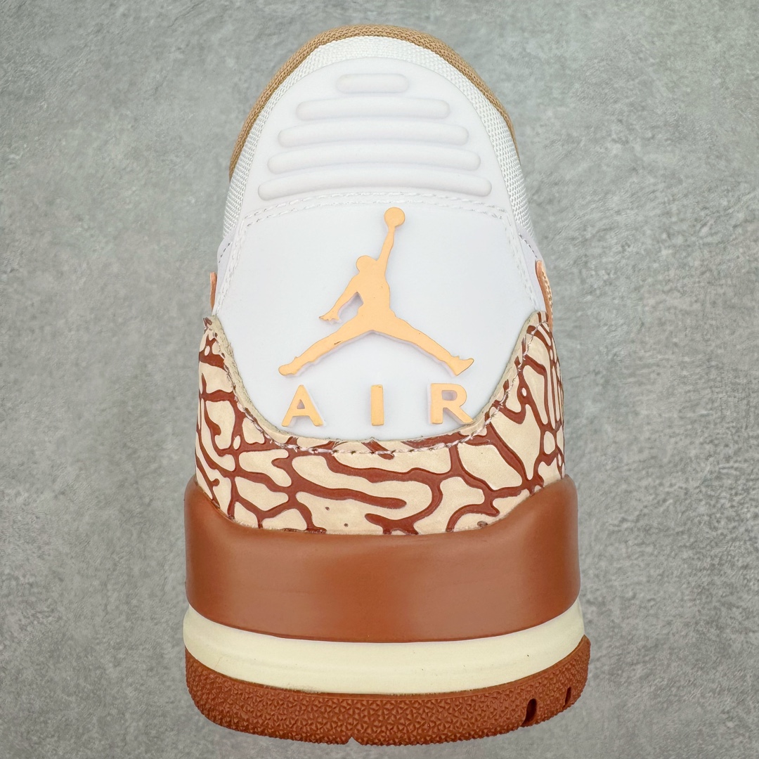 图片[8]-＃PB Air Jordan Legacy AJ312 Low 低帮复古篮球鞋 白棕 FQ7827-100 市场最强独一档产物 全套原纸板楦头开发 原厂大底磨具加持立体防滑纹理 原档数据后跟TPU子母扣魔术贴 原装可视Air Sole气垫 原汁原味最完美的312代版型 唯一正确鞋头趴度弧度高度鞋身腰线 进口港宝加持 后跟自然饱满 全鞋荧光划线卡点 追求极致完美 每一双都是工艺品 多重QC质检 超越公司货的品控标准 实实在在的免检产品 鞋身采用了皮革材质打造 横跨鞋面的魔术贴十分吸睛 侧面的Swoosh Logo的一部分被鞋面遮挡了一部分 颇具玩味 魔术贴上标有NK标识 而鞋舌上是Jordan的经典红色飞翼Logo 后跟和鞋底均采用了AJ3的设计 后跟上同样也使用了经典的爆裂纹图案 尺码：36 36.5 37.5 38 38.5 39 40 40.5 41 42 42.5 43 44 44.5 45 46 47.5-选品中心