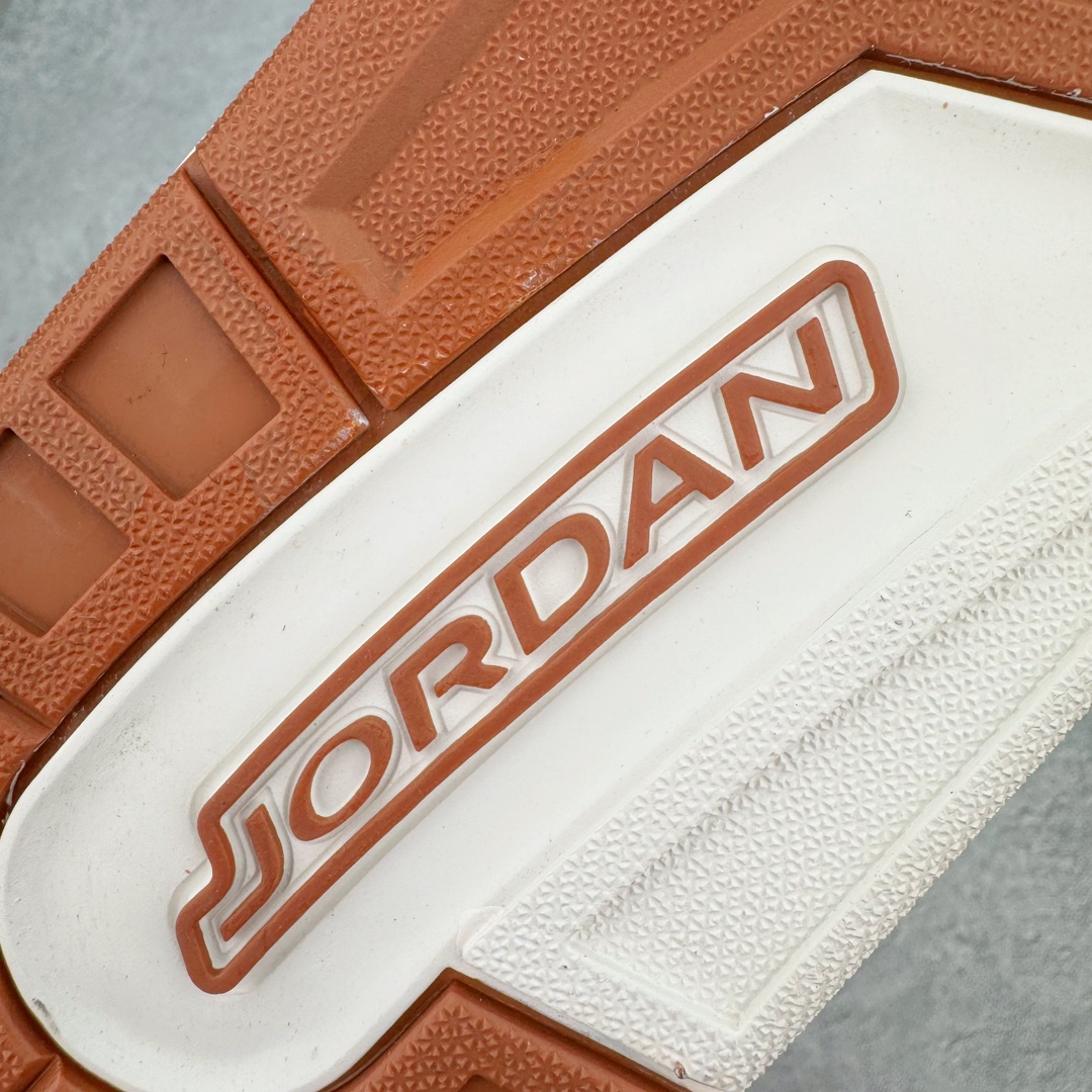 图片[17]-＃PB Air Jordan Legacy AJ312 Low 低帮复古篮球鞋 白棕 FQ7827-100 市场最强独一档产物 全套原纸板楦头开发 原厂大底磨具加持立体防滑纹理 原档数据后跟TPU子母扣魔术贴 原装可视Air Sole气垫 原汁原味最完美的312代版型 唯一正确鞋头趴度弧度高度鞋身腰线 进口港宝加持 后跟自然饱满 全鞋荧光划线卡点 追求极致完美 每一双都是工艺品 多重QC质检 超越公司货的品控标准 实实在在的免检产品 鞋身采用了皮革材质打造 横跨鞋面的魔术贴十分吸睛 侧面的Swoosh Logo的一部分被鞋面遮挡了一部分 颇具玩味 魔术贴上标有NK标识 而鞋舌上是Jordan的经典红色飞翼Logo 后跟和鞋底均采用了AJ3的设计 后跟上同样也使用了经典的爆裂纹图案 尺码：36 36.5 37.5 38 38.5 39 40 40.5 41 42 42.5 43 44 44.5 45 46 47.5-选品中心