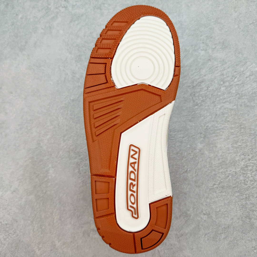 图片[9]-＃PB Air Jordan Legacy AJ312 Low 低帮复古篮球鞋 白棕 FQ7827-100 市场最强独一档产物 全套原纸板楦头开发 原厂大底磨具加持立体防滑纹理 原档数据后跟TPU子母扣魔术贴 原装可视Air Sole气垫 原汁原味最完美的312代版型 唯一正确鞋头趴度弧度高度鞋身腰线 进口港宝加持 后跟自然饱满 全鞋荧光划线卡点 追求极致完美 每一双都是工艺品 多重QC质检 超越公司货的品控标准 实实在在的免检产品 鞋身采用了皮革材质打造 横跨鞋面的魔术贴十分吸睛 侧面的Swoosh Logo的一部分被鞋面遮挡了一部分 颇具玩味 魔术贴上标有NK标识 而鞋舌上是Jordan的经典红色飞翼Logo 后跟和鞋底均采用了AJ3的设计 后跟上同样也使用了经典的爆裂纹图案 尺码：36 36.5 37.5 38 38.5 39 40 40.5 41 42 42.5 43 44 44.5 45 46 47.5-选品中心
