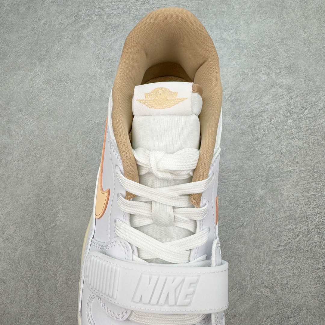 图片[5]-＃PB Air Jordan Legacy AJ312 Low 低帮复古篮球鞋 白棕 FQ7827-100 市场最强独一档产物 全套原纸板楦头开发 原厂大底磨具加持立体防滑纹理 原档数据后跟TPU子母扣魔术贴 原装可视Air Sole气垫 原汁原味最完美的312代版型 唯一正确鞋头趴度弧度高度鞋身腰线 进口港宝加持 后跟自然饱满 全鞋荧光划线卡点 追求极致完美 每一双都是工艺品 多重QC质检 超越公司货的品控标准 实实在在的免检产品 鞋身采用了皮革材质打造 横跨鞋面的魔术贴十分吸睛 侧面的Swoosh Logo的一部分被鞋面遮挡了一部分 颇具玩味 魔术贴上标有NK标识 而鞋舌上是Jordan的经典红色飞翼Logo 后跟和鞋底均采用了AJ3的设计 后跟上同样也使用了经典的爆裂纹图案 尺码：36 36.5 37.5 38 38.5 39 40 40.5 41 42 42.5 43 44 44.5 45 46 47.5-选品中心