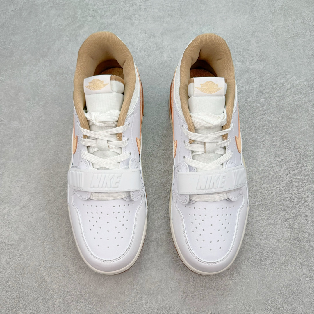 图片[2]-＃PB Air Jordan Legacy AJ312 Low 低帮复古篮球鞋 白棕 FQ7827-100 市场最强独一档产物 全套原纸板楦头开发 原厂大底磨具加持立体防滑纹理 原档数据后跟TPU子母扣魔术贴 原装可视Air Sole气垫 原汁原味最完美的312代版型 唯一正确鞋头趴度弧度高度鞋身腰线 进口港宝加持 后跟自然饱满 全鞋荧光划线卡点 追求极致完美 每一双都是工艺品 多重QC质检 超越公司货的品控标准 实实在在的免检产品 鞋身采用了皮革材质打造 横跨鞋面的魔术贴十分吸睛 侧面的Swoosh Logo的一部分被鞋面遮挡了一部分 颇具玩味 魔术贴上标有NK标识 而鞋舌上是Jordan的经典红色飞翼Logo 后跟和鞋底均采用了AJ3的设计 后跟上同样也使用了经典的爆裂纹图案 尺码：36 36.5 37.5 38 38.5 39 40 40.5 41 42 42.5 43 44 44.5 45 46 47.5-选品中心