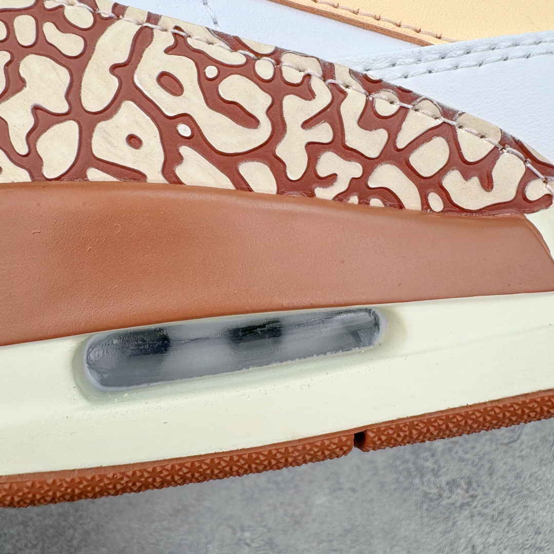 图片[14]-＃PB Air Jordan Legacy AJ312 Low 低帮复古篮球鞋 白棕 FQ7827-100 市场最强独一档产物 全套原纸板楦头开发 原厂大底磨具加持立体防滑纹理 原档数据后跟TPU子母扣魔术贴 原装可视Air Sole气垫 原汁原味最完美的312代版型 唯一正确鞋头趴度弧度高度鞋身腰线 进口港宝加持 后跟自然饱满 全鞋荧光划线卡点 追求极致完美 每一双都是工艺品 多重QC质检 超越公司货的品控标准 实实在在的免检产品 鞋身采用了皮革材质打造 横跨鞋面的魔术贴十分吸睛 侧面的Swoosh Logo的一部分被鞋面遮挡了一部分 颇具玩味 魔术贴上标有NK标识 而鞋舌上是Jordan的经典红色飞翼Logo 后跟和鞋底均采用了AJ3的设计 后跟上同样也使用了经典的爆裂纹图案 尺码：36 36.5 37.5 38 38.5 39 40 40.5 41 42 42.5 43 44 44.5 45 46 47.5-选品中心