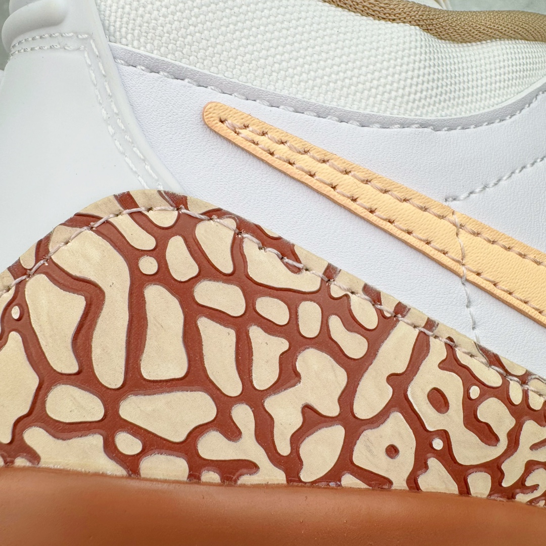 图片[13]-＃PB Air Jordan Legacy AJ312 Low 低帮复古篮球鞋 白棕 FQ7827-100 市场最强独一档产物 全套原纸板楦头开发 原厂大底磨具加持立体防滑纹理 原档数据后跟TPU子母扣魔术贴 原装可视Air Sole气垫 原汁原味最完美的312代版型 唯一正确鞋头趴度弧度高度鞋身腰线 进口港宝加持 后跟自然饱满 全鞋荧光划线卡点 追求极致完美 每一双都是工艺品 多重QC质检 超越公司货的品控标准 实实在在的免检产品 鞋身采用了皮革材质打造 横跨鞋面的魔术贴十分吸睛 侧面的Swoosh Logo的一部分被鞋面遮挡了一部分 颇具玩味 魔术贴上标有NK标识 而鞋舌上是Jordan的经典红色飞翼Logo 后跟和鞋底均采用了AJ3的设计 后跟上同样也使用了经典的爆裂纹图案 尺码：36 36.5 37.5 38 38.5 39 40 40.5 41 42 42.5 43 44 44.5 45 46 47.5-选品中心
