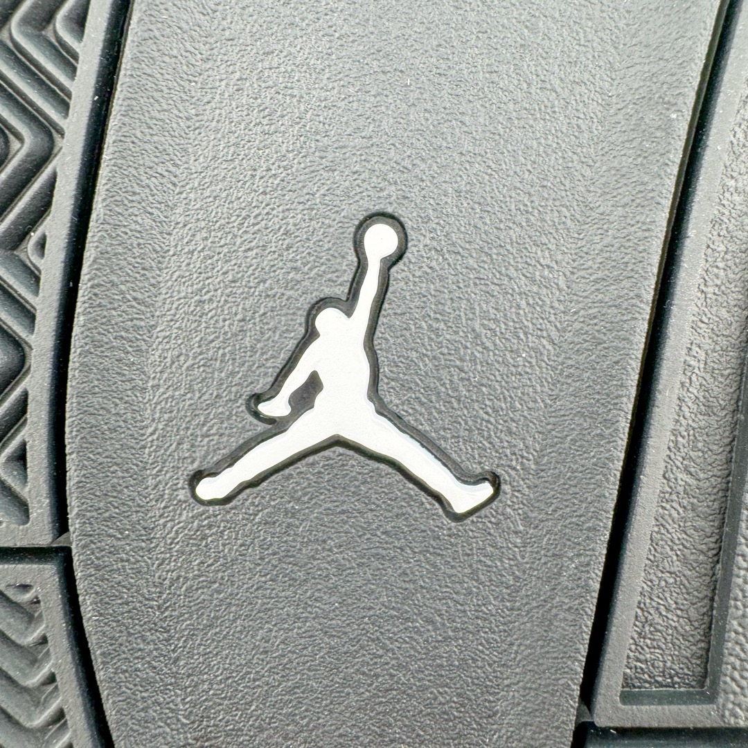 图片[10]-💰440 ＃GX Air Jordan AJ4 Retro 白黑雷公 FQ8138-001 圈内最强四代 独家外贸特供尺码含 45.5 49.5 50.5 耗时半年巨作 全套原纸板楦头开发 原厂特供皮料加持 确保原汁原味 完美呈现四代版型 一比一鞋头弧度高度鞋身弧度 数据细节工艺流程均保持原鞋一致 原厂TPU网格鞋带扣 正确内里网布 菱角分明不变形无多余毛边 柔软性质感一致于原鞋 市场唯一原厂鞋扣模具 背面可见隐藏注塑口 原厂织唛标 原厂飞人电绣工艺 尾指中部跳三针 独家绑鞋带手法 印刷中底布 四线拉帮 米色美纹纸贴合固定 进口港宝加持 后跟自然饱满 全鞋荧光划线卡点 追求极致完美 每一双都是工艺品 多重QC质检 超越公司货的品控标准 实实在在的免检产品 尺码：40 40.5 41 42 42.5 43 44 44.5 45 45.5 46 47.5 48.5 49.5 50.5 编码：by5936010-运动鞋