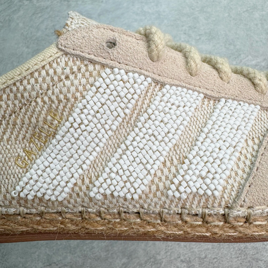 图片[15]-＃纯原 CLOT x Adidas Gazelle\\\”Halo Ivory\\\”羚羊内训系列低帮复古薄底德训风百搭休闲运动板鞋IH3144 AD Originals与陈冠希再度携手推出合作鞋款CLOT Gazelle by Edison Chen，作为双方长期合作的最新力作，全新联名鞋款继续书写着时尚与文化交汇的创新篇章。阿迪达斯官方公布了由Jennie演绎的CLOT x adidas Originals Gazelle宣传片，在柔和静谧的背景中，以其独特的方式展现了CLOT x adidas Gazelle的魅力，展现出自信且富有创意的自我表达。此次焕然一新的Gazelle鞋履，以中国传统物件「草帽」为灵感，整体采用“Halo Ivory”配色，在保留了Gazelle经典鞋型的同时，更为大胆地使用中国传统草鞋编织手艺，融合中西文化，细节满满。联名鞋款的鞋面以透气的编织设计呈现，并搭配象牙色调绒面皮革；搭配编织设计语言，鞋带设计选择麻绳工艺；中底部分则抛弃传统的橡胶，换成了类似草鞋的橡胶千层底，达到手工缝线的效果。标志性的侧面条纹则通过串珠的方式进行呈现，在整体的手工氛围中注入了一丝精致的感觉，与压印的CLOT logo相得益彰。此外，Jennie身上所穿的是一件同样采用编织元素的同色系针织短袖，整体穿搭充满了夏日风格，清爽又时尚。尺码：36 36⅔ 37⅓ 38 38⅔ 39⅓ 40 40⅔ 41⅓ 42 42⅔ 43⅓ 44 44⅔ 45-选品中心