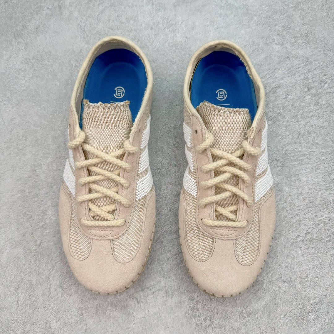 图片[2]-＃纯原 CLOT x Adidas Gazelle\\\”Halo Ivory\\\”羚羊内训系列低帮复古薄底德训风百搭休闲运动板鞋IH3144 AD Originals与陈冠希再度携手推出合作鞋款CLOT Gazelle by Edison Chen，作为双方长期合作的最新力作，全新联名鞋款继续书写着时尚与文化交汇的创新篇章。阿迪达斯官方公布了由Jennie演绎的CLOT x adidas Originals Gazelle宣传片，在柔和静谧的背景中，以其独特的方式展现了CLOT x adidas Gazelle的魅力，展现出自信且富有创意的自我表达。此次焕然一新的Gazelle鞋履，以中国传统物件「草帽」为灵感，整体采用“Halo Ivory”配色，在保留了Gazelle经典鞋型的同时，更为大胆地使用中国传统草鞋编织手艺，融合中西文化，细节满满。联名鞋款的鞋面以透气的编织设计呈现，并搭配象牙色调绒面皮革；搭配编织设计语言，鞋带设计选择麻绳工艺；中底部分则抛弃传统的橡胶，换成了类似草鞋的橡胶千层底，达到手工缝线的效果。标志性的侧面条纹则通过串珠的方式进行呈现，在整体的手工氛围中注入了一丝精致的感觉，与压印的CLOT logo相得益彰。此外，Jennie身上所穿的是一件同样采用编织元素的同色系针织短袖，整体穿搭充满了夏日风格，清爽又时尚。尺码：36 36⅔ 37⅓ 38 38⅔ 39⅓ 40 40⅔ 41⅓ 42 42⅔ 43⅓ 44 44⅔ 45-选品中心