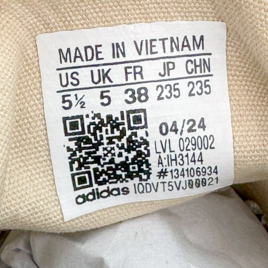 图片[12]-＃纯原 CLOT x Adidas Gazelle\\\”Halo Ivory\\\”羚羊内训系列低帮复古薄底德训风百搭休闲运动板鞋IH3144 AD Originals与陈冠希再度携手推出合作鞋款CLOT Gazelle by Edison Chen，作为双方长期合作的最新力作，全新联名鞋款继续书写着时尚与文化交汇的创新篇章。阿迪达斯官方公布了由Jennie演绎的CLOT x adidas Originals Gazelle宣传片，在柔和静谧的背景中，以其独特的方式展现了CLOT x adidas Gazelle的魅力，展现出自信且富有创意的自我表达。此次焕然一新的Gazelle鞋履，以中国传统物件「草帽」为灵感，整体采用“Halo Ivory”配色，在保留了Gazelle经典鞋型的同时，更为大胆地使用中国传统草鞋编织手艺，融合中西文化，细节满满。联名鞋款的鞋面以透气的编织设计呈现，并搭配象牙色调绒面皮革；搭配编织设计语言，鞋带设计选择麻绳工艺；中底部分则抛弃传统的橡胶，换成了类似草鞋的橡胶千层底，达到手工缝线的效果。标志性的侧面条纹则通过串珠的方式进行呈现，在整体的手工氛围中注入了一丝精致的感觉，与压印的CLOT logo相得益彰。此外，Jennie身上所穿的是一件同样采用编织元素的同色系针织短袖，整体穿搭充满了夏日风格，清爽又时尚。尺码：36 36⅔ 37⅓ 38 38⅔ 39⅓ 40 40⅔ 41⅓ 42 42⅔ 43⅓ 44 44⅔ 45-选品中心