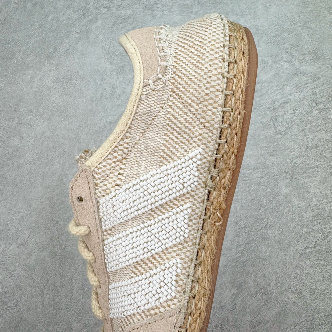 图片[7]-＃纯原 CLOT x Adidas Gazelle\\\”Halo Ivory\\\”羚羊内训系列低帮复古薄底德训风百搭休闲运动板鞋IH3144 AD Originals与陈冠希再度携手推出合作鞋款CLOT Gazelle by Edison Chen，作为双方长期合作的最新力作，全新联名鞋款继续书写着时尚与文化交汇的创新篇章。阿迪达斯官方公布了由Jennie演绎的CLOT x adidas Originals Gazelle宣传片，在柔和静谧的背景中，以其独特的方式展现了CLOT x adidas Gazelle的魅力，展现出自信且富有创意的自我表达。此次焕然一新的Gazelle鞋履，以中国传统物件「草帽」为灵感，整体采用“Halo Ivory”配色，在保留了Gazelle经典鞋型的同时，更为大胆地使用中国传统草鞋编织手艺，融合中西文化，细节满满。联名鞋款的鞋面以透气的编织设计呈现，并搭配象牙色调绒面皮革；搭配编织设计语言，鞋带设计选择麻绳工艺；中底部分则抛弃传统的橡胶，换成了类似草鞋的橡胶千层底，达到手工缝线的效果。标志性的侧面条纹则通过串珠的方式进行呈现，在整体的手工氛围中注入了一丝精致的感觉，与压印的CLOT logo相得益彰。此外，Jennie身上所穿的是一件同样采用编织元素的同色系针织短袖，整体穿搭充满了夏日风格，清爽又时尚。尺码：36 36⅔ 37⅓ 38 38⅔ 39⅓ 40 40⅔ 41⅓ 42 42⅔ 43⅓ 44 44⅔ 45-选品中心
