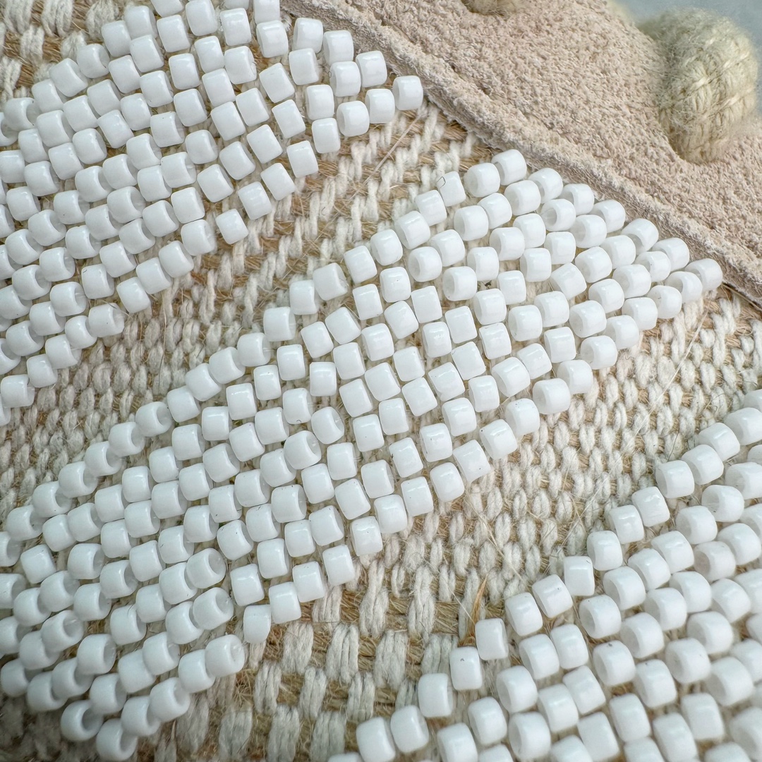 图片[14]-＃纯原 CLOT x Adidas Gazelle\\\”Halo Ivory\\\”羚羊内训系列低帮复古薄底德训风百搭休闲运动板鞋IH3144 AD Originals与陈冠希再度携手推出合作鞋款CLOT Gazelle by Edison Chen，作为双方长期合作的最新力作，全新联名鞋款继续书写着时尚与文化交汇的创新篇章。阿迪达斯官方公布了由Jennie演绎的CLOT x adidas Originals Gazelle宣传片，在柔和静谧的背景中，以其独特的方式展现了CLOT x adidas Gazelle的魅力，展现出自信且富有创意的自我表达。此次焕然一新的Gazelle鞋履，以中国传统物件「草帽」为灵感，整体采用“Halo Ivory”配色，在保留了Gazelle经典鞋型的同时，更为大胆地使用中国传统草鞋编织手艺，融合中西文化，细节满满。联名鞋款的鞋面以透气的编织设计呈现，并搭配象牙色调绒面皮革；搭配编织设计语言，鞋带设计选择麻绳工艺；中底部分则抛弃传统的橡胶，换成了类似草鞋的橡胶千层底，达到手工缝线的效果。标志性的侧面条纹则通过串珠的方式进行呈现，在整体的手工氛围中注入了一丝精致的感觉，与压印的CLOT logo相得益彰。此外，Jennie身上所穿的是一件同样采用编织元素的同色系针织短袖，整体穿搭充满了夏日风格，清爽又时尚。尺码：36 36⅔ 37⅓ 38 38⅔ 39⅓ 40 40⅔ 41⅓ 42 42⅔ 43⅓ 44 44⅔ 45-选品中心