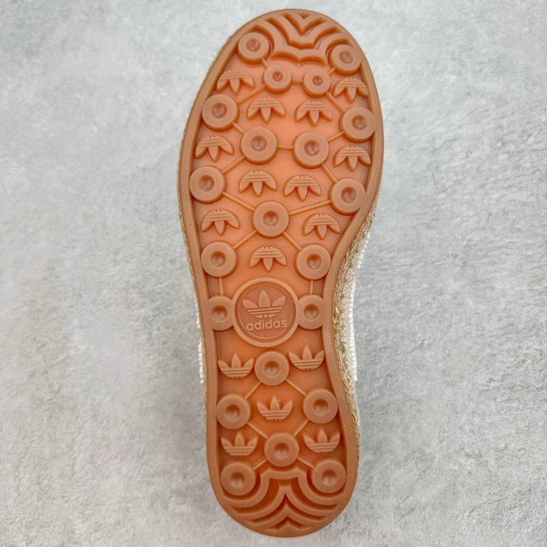 图片[9]-＃纯原 CLOT x Adidas Gazelle\\\”Halo Ivory\\\”羚羊内训系列低帮复古薄底德训风百搭休闲运动板鞋IH3144 AD Originals与陈冠希再度携手推出合作鞋款CLOT Gazelle by Edison Chen，作为双方长期合作的最新力作，全新联名鞋款继续书写着时尚与文化交汇的创新篇章。阿迪达斯官方公布了由Jennie演绎的CLOT x adidas Originals Gazelle宣传片，在柔和静谧的背景中，以其独特的方式展现了CLOT x adidas Gazelle的魅力，展现出自信且富有创意的自我表达。此次焕然一新的Gazelle鞋履，以中国传统物件「草帽」为灵感，整体采用“Halo Ivory”配色，在保留了Gazelle经典鞋型的同时，更为大胆地使用中国传统草鞋编织手艺，融合中西文化，细节满满。联名鞋款的鞋面以透气的编织设计呈现，并搭配象牙色调绒面皮革；搭配编织设计语言，鞋带设计选择麻绳工艺；中底部分则抛弃传统的橡胶，换成了类似草鞋的橡胶千层底，达到手工缝线的效果。标志性的侧面条纹则通过串珠的方式进行呈现，在整体的手工氛围中注入了一丝精致的感觉，与压印的CLOT logo相得益彰。此外，Jennie身上所穿的是一件同样采用编织元素的同色系针织短袖，整体穿搭充满了夏日风格，清爽又时尚。尺码：36 36⅔ 37⅓ 38 38⅔ 39⅓ 40 40⅔ 41⅓ 42 42⅔ 43⅓ 44 44⅔ 45-选品中心