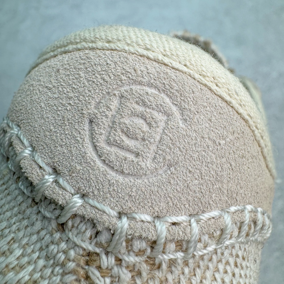 图片[13]-＃纯原 CLOT x Adidas Gazelle\\\”Halo Ivory\\\”羚羊内训系列低帮复古薄底德训风百搭休闲运动板鞋IH3144 AD Originals与陈冠希再度携手推出合作鞋款CLOT Gazelle by Edison Chen，作为双方长期合作的最新力作，全新联名鞋款继续书写着时尚与文化交汇的创新篇章。阿迪达斯官方公布了由Jennie演绎的CLOT x adidas Originals Gazelle宣传片，在柔和静谧的背景中，以其独特的方式展现了CLOT x adidas Gazelle的魅力，展现出自信且富有创意的自我表达。此次焕然一新的Gazelle鞋履，以中国传统物件「草帽」为灵感，整体采用“Halo Ivory”配色，在保留了Gazelle经典鞋型的同时，更为大胆地使用中国传统草鞋编织手艺，融合中西文化，细节满满。联名鞋款的鞋面以透气的编织设计呈现，并搭配象牙色调绒面皮革；搭配编织设计语言，鞋带设计选择麻绳工艺；中底部分则抛弃传统的橡胶，换成了类似草鞋的橡胶千层底，达到手工缝线的效果。标志性的侧面条纹则通过串珠的方式进行呈现，在整体的手工氛围中注入了一丝精致的感觉，与压印的CLOT logo相得益彰。此外，Jennie身上所穿的是一件同样采用编织元素的同色系针织短袖，整体穿搭充满了夏日风格，清爽又时尚。尺码：36 36⅔ 37⅓ 38 38⅔ 39⅓ 40 40⅔ 41⅓ 42 42⅔ 43⅓ 44 44⅔ 45-选品中心