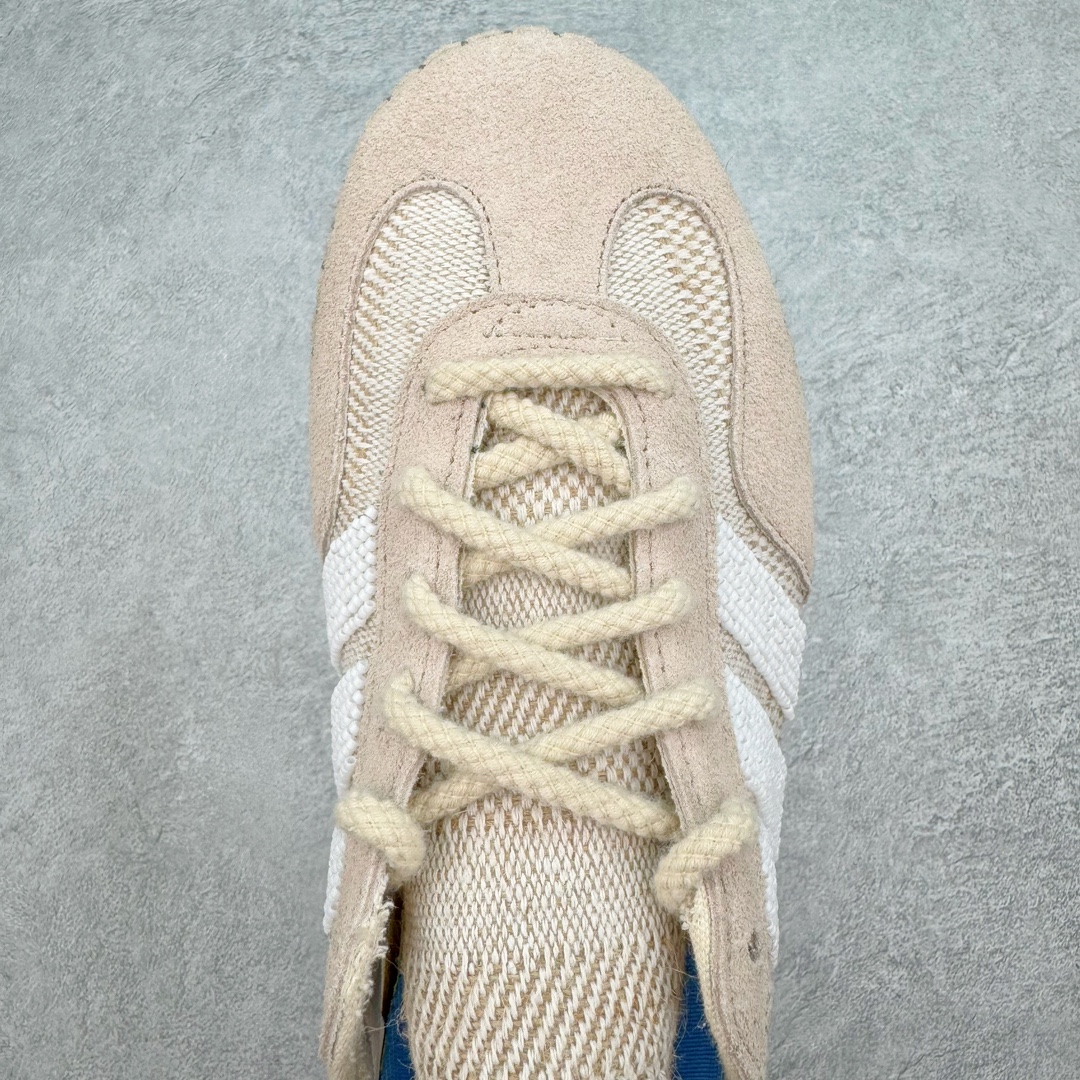 图片[4]-＃纯原 CLOT x Adidas Gazelle\\\”Halo Ivory\\\”羚羊内训系列低帮复古薄底德训风百搭休闲运动板鞋IH3144 AD Originals与陈冠希再度携手推出合作鞋款CLOT Gazelle by Edison Chen，作为双方长期合作的最新力作，全新联名鞋款继续书写着时尚与文化交汇的创新篇章。阿迪达斯官方公布了由Jennie演绎的CLOT x adidas Originals Gazelle宣传片，在柔和静谧的背景中，以其独特的方式展现了CLOT x adidas Gazelle的魅力，展现出自信且富有创意的自我表达。此次焕然一新的Gazelle鞋履，以中国传统物件「草帽」为灵感，整体采用“Halo Ivory”配色，在保留了Gazelle经典鞋型的同时，更为大胆地使用中国传统草鞋编织手艺，融合中西文化，细节满满。联名鞋款的鞋面以透气的编织设计呈现，并搭配象牙色调绒面皮革；搭配编织设计语言，鞋带设计选择麻绳工艺；中底部分则抛弃传统的橡胶，换成了类似草鞋的橡胶千层底，达到手工缝线的效果。标志性的侧面条纹则通过串珠的方式进行呈现，在整体的手工氛围中注入了一丝精致的感觉，与压印的CLOT logo相得益彰。此外，Jennie身上所穿的是一件同样采用编织元素的同色系针织短袖，整体穿搭充满了夏日风格，清爽又时尚。尺码：36 36⅔ 37⅓ 38 38⅔ 39⅓ 40 40⅔ 41⅓ 42 42⅔ 43⅓ 44 44⅔ 45-选品中心