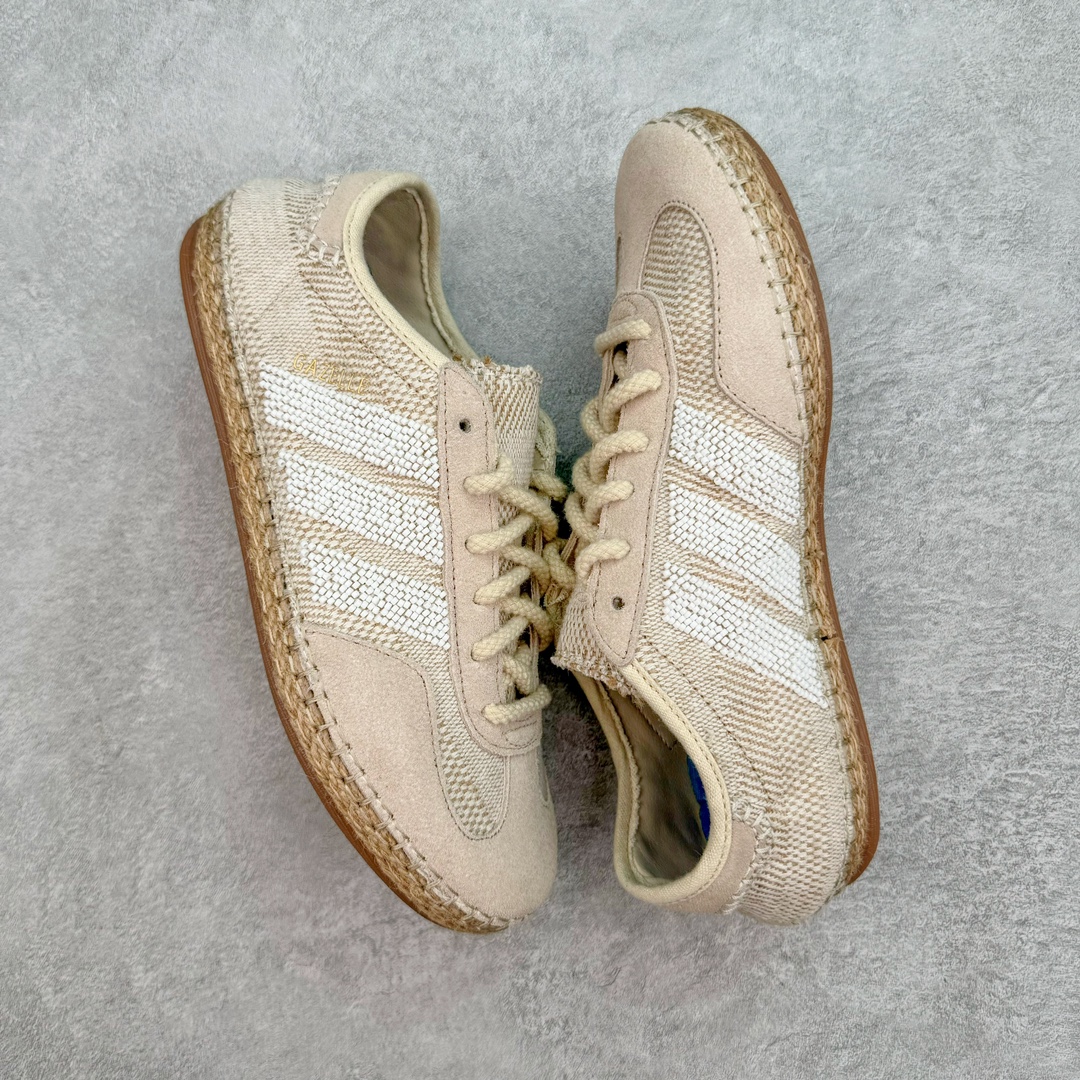 图片[3]-＃纯原 CLOT x Adidas Gazelle\\\”Halo Ivory\\\”羚羊内训系列低帮复古薄底德训风百搭休闲运动板鞋IH3144 AD Originals与陈冠希再度携手推出合作鞋款CLOT Gazelle by Edison Chen，作为双方长期合作的最新力作，全新联名鞋款继续书写着时尚与文化交汇的创新篇章。阿迪达斯官方公布了由Jennie演绎的CLOT x adidas Originals Gazelle宣传片，在柔和静谧的背景中，以其独特的方式展现了CLOT x adidas Gazelle的魅力，展现出自信且富有创意的自我表达。此次焕然一新的Gazelle鞋履，以中国传统物件「草帽」为灵感，整体采用“Halo Ivory”配色，在保留了Gazelle经典鞋型的同时，更为大胆地使用中国传统草鞋编织手艺，融合中西文化，细节满满。联名鞋款的鞋面以透气的编织设计呈现，并搭配象牙色调绒面皮革；搭配编织设计语言，鞋带设计选择麻绳工艺；中底部分则抛弃传统的橡胶，换成了类似草鞋的橡胶千层底，达到手工缝线的效果。标志性的侧面条纹则通过串珠的方式进行呈现，在整体的手工氛围中注入了一丝精致的感觉，与压印的CLOT logo相得益彰。此外，Jennie身上所穿的是一件同样采用编织元素的同色系针织短袖，整体穿搭充满了夏日风格，清爽又时尚。尺码：36 36⅔ 37⅓ 38 38⅔ 39⅓ 40 40⅔ 41⅓ 42 42⅔ 43⅓ 44 44⅔ 45-选品中心