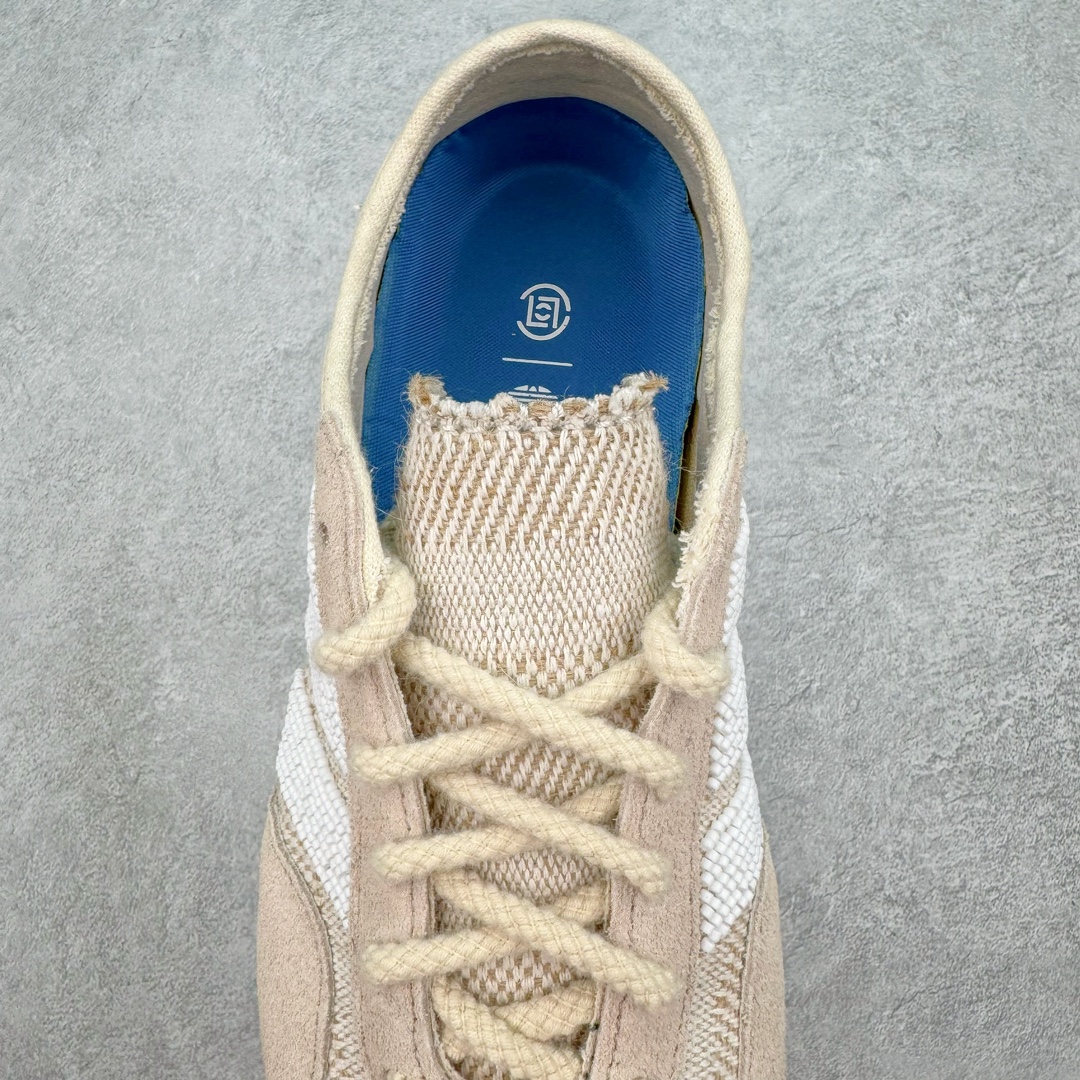 图片[5]-＃纯原 CLOT x Adidas Gazelle\\\”Halo Ivory\\\”羚羊内训系列低帮复古薄底德训风百搭休闲运动板鞋IH3144 AD Originals与陈冠希再度携手推出合作鞋款CLOT Gazelle by Edison Chen，作为双方长期合作的最新力作，全新联名鞋款继续书写着时尚与文化交汇的创新篇章。阿迪达斯官方公布了由Jennie演绎的CLOT x adidas Originals Gazelle宣传片，在柔和静谧的背景中，以其独特的方式展现了CLOT x adidas Gazelle的魅力，展现出自信且富有创意的自我表达。此次焕然一新的Gazelle鞋履，以中国传统物件「草帽」为灵感，整体采用“Halo Ivory”配色，在保留了Gazelle经典鞋型的同时，更为大胆地使用中国传统草鞋编织手艺，融合中西文化，细节满满。联名鞋款的鞋面以透气的编织设计呈现，并搭配象牙色调绒面皮革；搭配编织设计语言，鞋带设计选择麻绳工艺；中底部分则抛弃传统的橡胶，换成了类似草鞋的橡胶千层底，达到手工缝线的效果。标志性的侧面条纹则通过串珠的方式进行呈现，在整体的手工氛围中注入了一丝精致的感觉，与压印的CLOT logo相得益彰。此外，Jennie身上所穿的是一件同样采用编织元素的同色系针织短袖，整体穿搭充满了夏日风格，清爽又时尚。尺码：36 36⅔ 37⅓ 38 38⅔ 39⅓ 40 40⅔ 41⅓ 42 42⅔ 43⅓ 44 44⅔ 45-选品中心