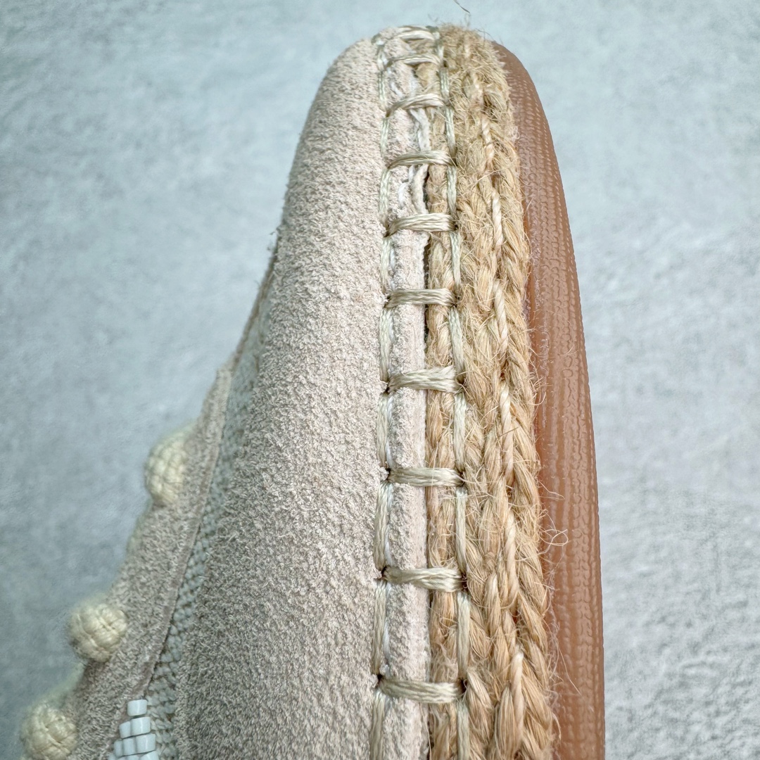 图片[17]-＃纯原 CLOT x Adidas Gazelle\\\”Halo Ivory\\\”羚羊内训系列低帮复古薄底德训风百搭休闲运动板鞋IH3144 AD Originals与陈冠希再度携手推出合作鞋款CLOT Gazelle by Edison Chen，作为双方长期合作的最新力作，全新联名鞋款继续书写着时尚与文化交汇的创新篇章。阿迪达斯官方公布了由Jennie演绎的CLOT x adidas Originals Gazelle宣传片，在柔和静谧的背景中，以其独特的方式展现了CLOT x adidas Gazelle的魅力，展现出自信且富有创意的自我表达。此次焕然一新的Gazelle鞋履，以中国传统物件「草帽」为灵感，整体采用“Halo Ivory”配色，在保留了Gazelle经典鞋型的同时，更为大胆地使用中国传统草鞋编织手艺，融合中西文化，细节满满。联名鞋款的鞋面以透气的编织设计呈现，并搭配象牙色调绒面皮革；搭配编织设计语言，鞋带设计选择麻绳工艺；中底部分则抛弃传统的橡胶，换成了类似草鞋的橡胶千层底，达到手工缝线的效果。标志性的侧面条纹则通过串珠的方式进行呈现，在整体的手工氛围中注入了一丝精致的感觉，与压印的CLOT logo相得益彰。此外，Jennie身上所穿的是一件同样采用编织元素的同色系针织短袖，整体穿搭充满了夏日风格，清爽又时尚。尺码：36 36⅔ 37⅓ 38 38⅔ 39⅓ 40 40⅔ 41⅓ 42 42⅔ 43⅓ 44 44⅔ 45-选品中心