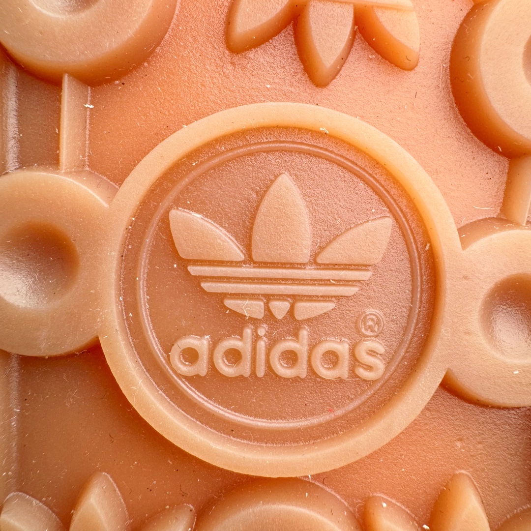 图片[18]-＃纯原 CLOT x Adidas Gazelle\\\”Halo Ivory\\\”羚羊内训系列低帮复古薄底德训风百搭休闲运动板鞋IH3144 AD Originals与陈冠希再度携手推出合作鞋款CLOT Gazelle by Edison Chen，作为双方长期合作的最新力作，全新联名鞋款继续书写着时尚与文化交汇的创新篇章。阿迪达斯官方公布了由Jennie演绎的CLOT x adidas Originals Gazelle宣传片，在柔和静谧的背景中，以其独特的方式展现了CLOT x adidas Gazelle的魅力，展现出自信且富有创意的自我表达。此次焕然一新的Gazelle鞋履，以中国传统物件「草帽」为灵感，整体采用“Halo Ivory”配色，在保留了Gazelle经典鞋型的同时，更为大胆地使用中国传统草鞋编织手艺，融合中西文化，细节满满。联名鞋款的鞋面以透气的编织设计呈现，并搭配象牙色调绒面皮革；搭配编织设计语言，鞋带设计选择麻绳工艺；中底部分则抛弃传统的橡胶，换成了类似草鞋的橡胶千层底，达到手工缝线的效果。标志性的侧面条纹则通过串珠的方式进行呈现，在整体的手工氛围中注入了一丝精致的感觉，与压印的CLOT logo相得益彰。此外，Jennie身上所穿的是一件同样采用编织元素的同色系针织短袖，整体穿搭充满了夏日风格，清爽又时尚。尺码：36 36⅔ 37⅓ 38 38⅔ 39⅓ 40 40⅔ 41⅓ 42 42⅔ 43⅓ 44 44⅔ 45-选品中心