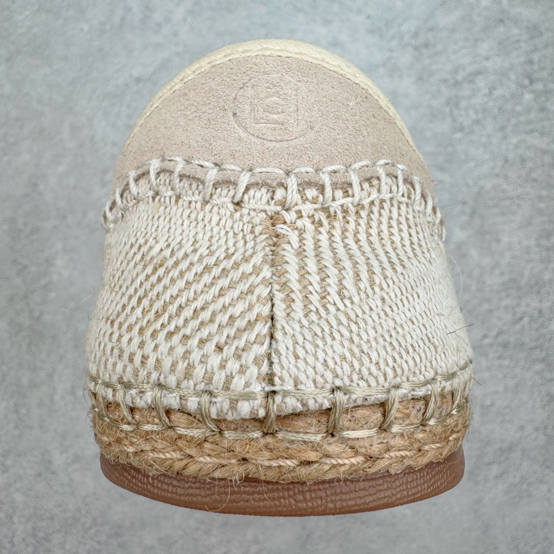 图片[8]-＃纯原 CLOT x Adidas Gazelle\\\”Halo Ivory\\\”羚羊内训系列低帮复古薄底德训风百搭休闲运动板鞋IH3144 AD Originals与陈冠希再度携手推出合作鞋款CLOT Gazelle by Edison Chen，作为双方长期合作的最新力作，全新联名鞋款继续书写着时尚与文化交汇的创新篇章。阿迪达斯官方公布了由Jennie演绎的CLOT x adidas Originals Gazelle宣传片，在柔和静谧的背景中，以其独特的方式展现了CLOT x adidas Gazelle的魅力，展现出自信且富有创意的自我表达。此次焕然一新的Gazelle鞋履，以中国传统物件「草帽」为灵感，整体采用“Halo Ivory”配色，在保留了Gazelle经典鞋型的同时，更为大胆地使用中国传统草鞋编织手艺，融合中西文化，细节满满。联名鞋款的鞋面以透气的编织设计呈现，并搭配象牙色调绒面皮革；搭配编织设计语言，鞋带设计选择麻绳工艺；中底部分则抛弃传统的橡胶，换成了类似草鞋的橡胶千层底，达到手工缝线的效果。标志性的侧面条纹则通过串珠的方式进行呈现，在整体的手工氛围中注入了一丝精致的感觉，与压印的CLOT logo相得益彰。此外，Jennie身上所穿的是一件同样采用编织元素的同色系针织短袖，整体穿搭充满了夏日风格，清爽又时尚。尺码：36 36⅔ 37⅓ 38 38⅔ 39⅓ 40 40⅔ 41⅓ 42 42⅔ 43⅓ 44 44⅔ 45-选品中心