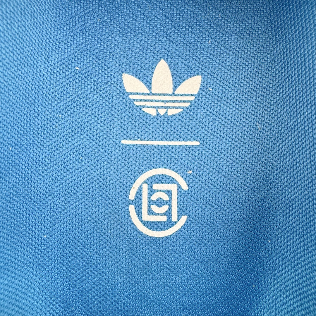 图片[11]-＃纯原 CLOT x Adidas Gazelle\\\”Halo Ivory\\\”羚羊内训系列低帮复古薄底德训风百搭休闲运动板鞋IH3144 AD Originals与陈冠希再度携手推出合作鞋款CLOT Gazelle by Edison Chen，作为双方长期合作的最新力作，全新联名鞋款继续书写着时尚与文化交汇的创新篇章。阿迪达斯官方公布了由Jennie演绎的CLOT x adidas Originals Gazelle宣传片，在柔和静谧的背景中，以其独特的方式展现了CLOT x adidas Gazelle的魅力，展现出自信且富有创意的自我表达。此次焕然一新的Gazelle鞋履，以中国传统物件「草帽」为灵感，整体采用“Halo Ivory”配色，在保留了Gazelle经典鞋型的同时，更为大胆地使用中国传统草鞋编织手艺，融合中西文化，细节满满。联名鞋款的鞋面以透气的编织设计呈现，并搭配象牙色调绒面皮革；搭配编织设计语言，鞋带设计选择麻绳工艺；中底部分则抛弃传统的橡胶，换成了类似草鞋的橡胶千层底，达到手工缝线的效果。标志性的侧面条纹则通过串珠的方式进行呈现，在整体的手工氛围中注入了一丝精致的感觉，与压印的CLOT logo相得益彰。此外，Jennie身上所穿的是一件同样采用编织元素的同色系针织短袖，整体穿搭充满了夏日风格，清爽又时尚。尺码：36 36⅔ 37⅓ 38 38⅔ 39⅓ 40 40⅔ 41⅓ 42 42⅔ 43⅓ 44 44⅔ 45-选品中心