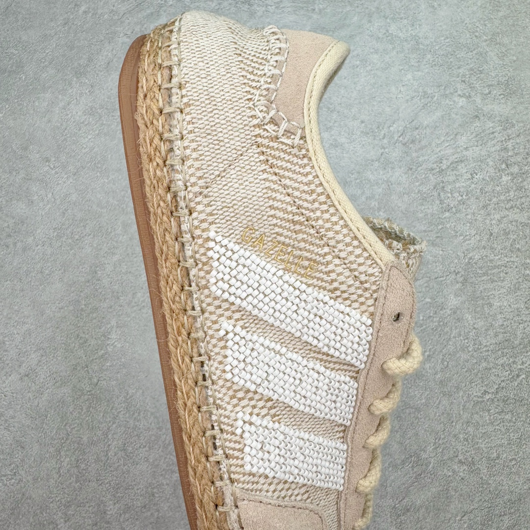 图片[6]-＃纯原 CLOT x Adidas Gazelle\\\”Halo Ivory\\\”羚羊内训系列低帮复古薄底德训风百搭休闲运动板鞋IH3144 AD Originals与陈冠希再度携手推出合作鞋款CLOT Gazelle by Edison Chen，作为双方长期合作的最新力作，全新联名鞋款继续书写着时尚与文化交汇的创新篇章。阿迪达斯官方公布了由Jennie演绎的CLOT x adidas Originals Gazelle宣传片，在柔和静谧的背景中，以其独特的方式展现了CLOT x adidas Gazelle的魅力，展现出自信且富有创意的自我表达。此次焕然一新的Gazelle鞋履，以中国传统物件「草帽」为灵感，整体采用“Halo Ivory”配色，在保留了Gazelle经典鞋型的同时，更为大胆地使用中国传统草鞋编织手艺，融合中西文化，细节满满。联名鞋款的鞋面以透气的编织设计呈现，并搭配象牙色调绒面皮革；搭配编织设计语言，鞋带设计选择麻绳工艺；中底部分则抛弃传统的橡胶，换成了类似草鞋的橡胶千层底，达到手工缝线的效果。标志性的侧面条纹则通过串珠的方式进行呈现，在整体的手工氛围中注入了一丝精致的感觉，与压印的CLOT logo相得益彰。此外，Jennie身上所穿的是一件同样采用编织元素的同色系针织短袖，整体穿搭充满了夏日风格，清爽又时尚。尺码：36 36⅔ 37⅓ 38 38⅔ 39⅓ 40 40⅔ 41⅓ 42 42⅔ 43⅓ 44 44⅔ 45-选品中心