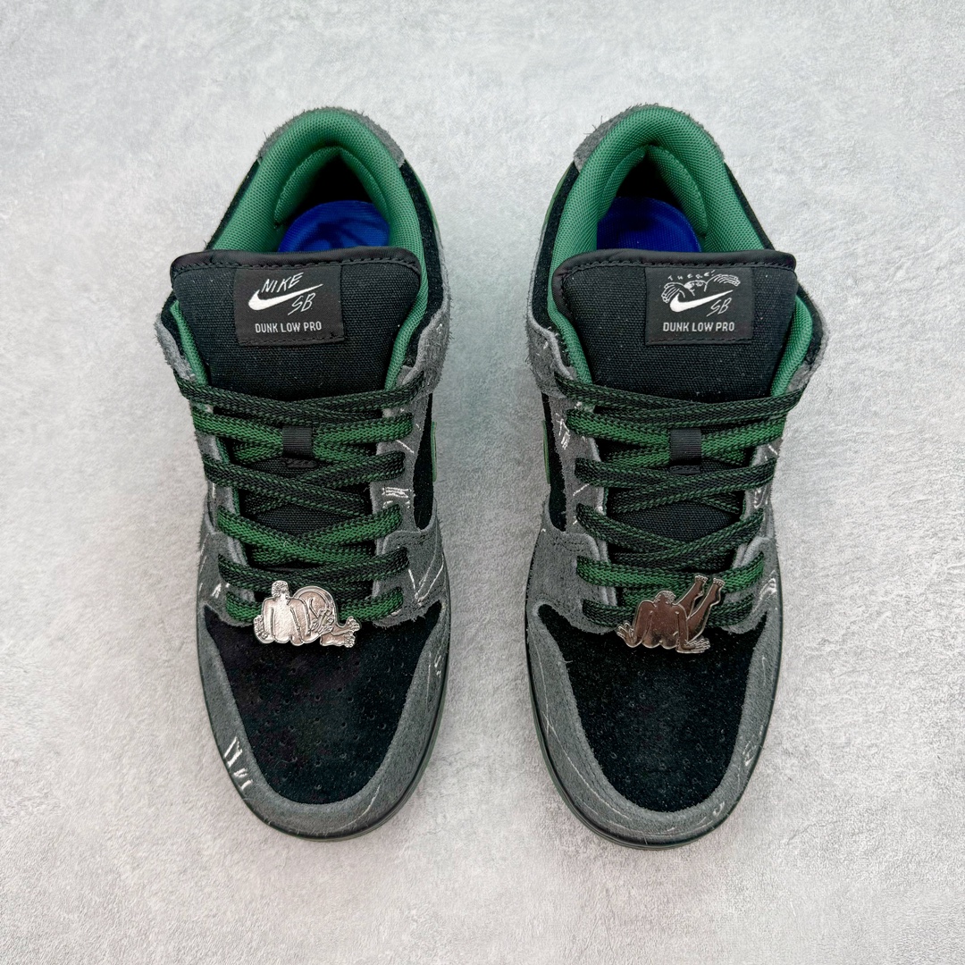 图片[2]-＃S2纯原 There Skateboards x NK SB Dunk Low 联名黑绿水鬼 HF7743-0010独家原厂航空铝磨具打磨大底 鞋头坡度极致还原 原盒原配 圈内天花板工艺 原厂冲刀 超高清洁度 全鞋零毛边皮料切割 全套原楦原模倾力打造完美版型 采用原厂百宏鞋带以及原厂百宏织唛舌标 内标可供原厂几率过验 原厂中底布黄色点胶 原厂中底布拉帮走线遵循公司‼️尺码：36 36.5 37.5 38 38.5 39 40 40.5 41 42 42.5 43 44 44.5 45 46 47.5-选品中心