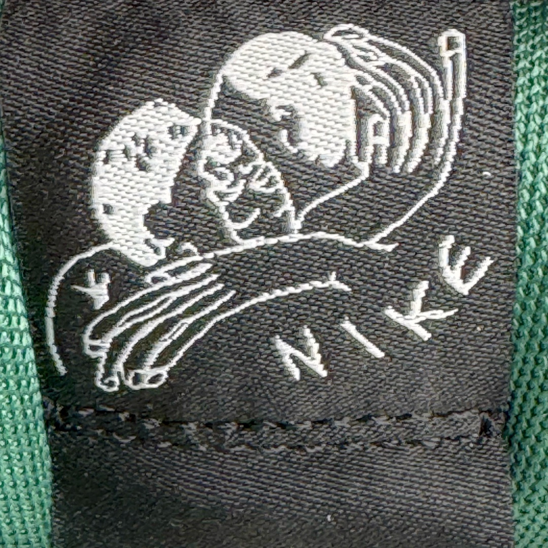 图片[11]-＃S2纯原 There Skateboards x NK SB Dunk Low 联名黑绿水鬼 HF7743-0010独家原厂航空铝磨具打磨大底 鞋头坡度极致还原 原盒原配 圈内天花板工艺 原厂冲刀 超高清洁度 全鞋零毛边皮料切割 全套原楦原模倾力打造完美版型 采用原厂百宏鞋带以及原厂百宏织唛舌标 内标可供原厂几率过验 原厂中底布黄色点胶 原厂中底布拉帮走线遵循公司‼️尺码：36 36.5 37.5 38 38.5 39 40 40.5 41 42 42.5 43 44 44.5 45 46 47.5-选品中心