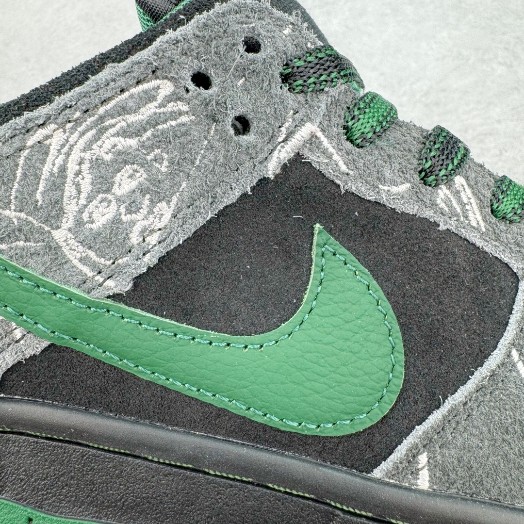 图片[19]-＃S2纯原 There Skateboards x NK SB Dunk Low 联名黑绿水鬼 HF7743-0010独家原厂航空铝磨具打磨大底 鞋头坡度极致还原 原盒原配 圈内天花板工艺 原厂冲刀 超高清洁度 全鞋零毛边皮料切割 全套原楦原模倾力打造完美版型 采用原厂百宏鞋带以及原厂百宏织唛舌标 内标可供原厂几率过验 原厂中底布黄色点胶 原厂中底布拉帮走线遵循公司‼️尺码：36 36.5 37.5 38 38.5 39 40 40.5 41 42 42.5 43 44 44.5 45 46 47.5-选品中心