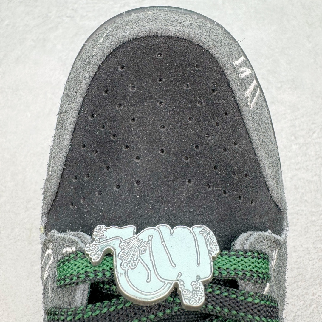 图片[18]-＃S2纯原 There Skateboards x NK SB Dunk Low 联名黑绿水鬼 HF7743-0010独家原厂航空铝磨具打磨大底 鞋头坡度极致还原 原盒原配 圈内天花板工艺 原厂冲刀 超高清洁度 全鞋零毛边皮料切割 全套原楦原模倾力打造完美版型 采用原厂百宏鞋带以及原厂百宏织唛舌标 内标可供原厂几率过验 原厂中底布黄色点胶 原厂中底布拉帮走线遵循公司‼️尺码：36 36.5 37.5 38 38.5 39 40 40.5 41 42 42.5 43 44 44.5 45 46 47.5-选品中心