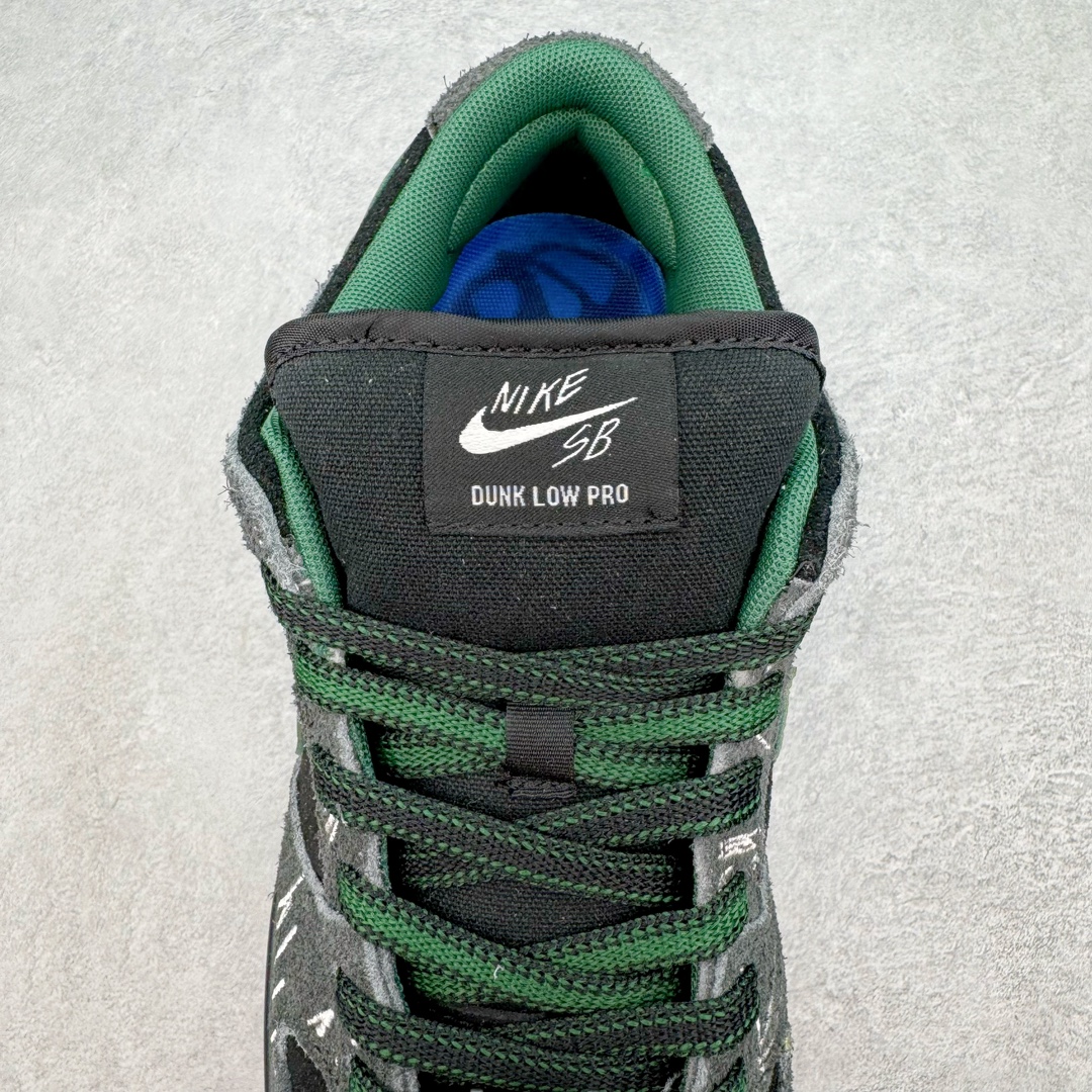 图片[5]-＃S2纯原 There Skateboards x NK SB Dunk Low 联名黑绿水鬼 HF7743-0010独家原厂航空铝磨具打磨大底 鞋头坡度极致还原 原盒原配 圈内天花板工艺 原厂冲刀 超高清洁度 全鞋零毛边皮料切割 全套原楦原模倾力打造完美版型 采用原厂百宏鞋带以及原厂百宏织唛舌标 内标可供原厂几率过验 原厂中底布黄色点胶 原厂中底布拉帮走线遵循公司‼️尺码：36 36.5 37.5 38 38.5 39 40 40.5 41 42 42.5 43 44 44.5 45 46 47.5-选品中心
