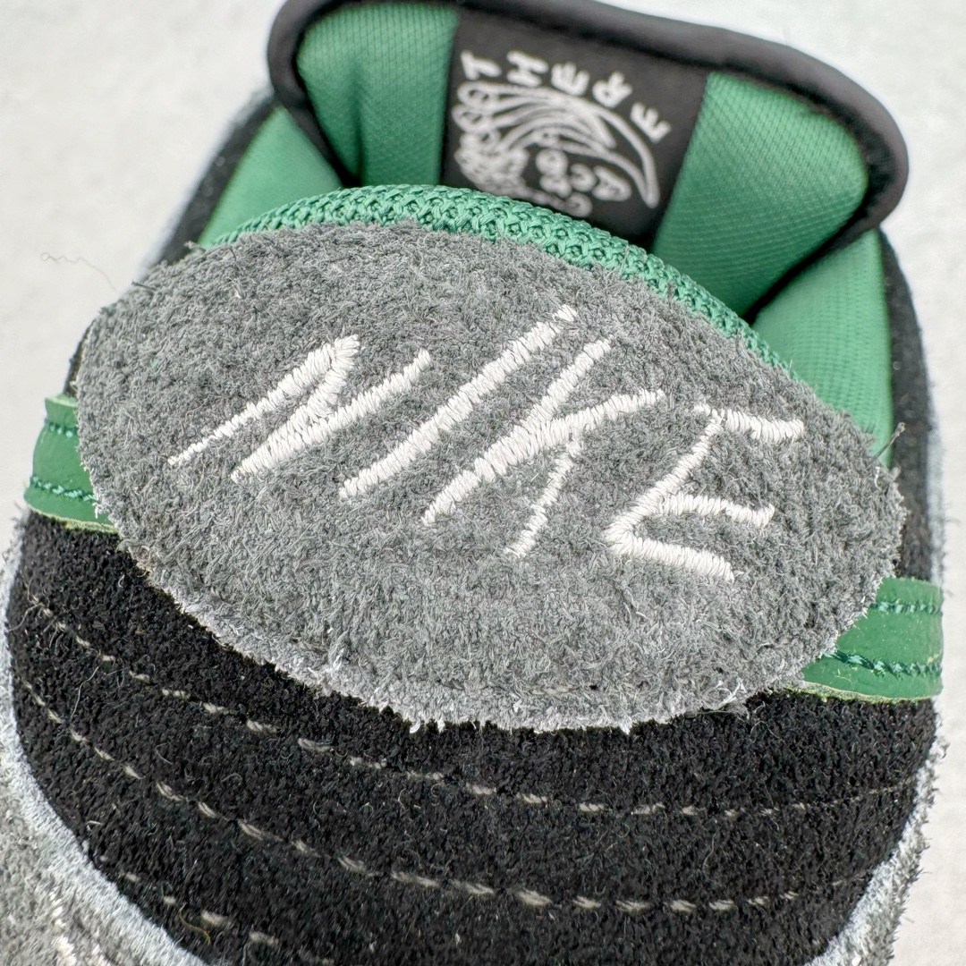 图片[15]-＃S2纯原 There Skateboards x NK SB Dunk Low 联名黑绿水鬼 HF7743-0010独家原厂航空铝磨具打磨大底 鞋头坡度极致还原 原盒原配 圈内天花板工艺 原厂冲刀 超高清洁度 全鞋零毛边皮料切割 全套原楦原模倾力打造完美版型 采用原厂百宏鞋带以及原厂百宏织唛舌标 内标可供原厂几率过验 原厂中底布黄色点胶 原厂中底布拉帮走线遵循公司‼️尺码：36 36.5 37.5 38 38.5 39 40 40.5 41 42 42.5 43 44 44.5 45 46 47.5-选品中心