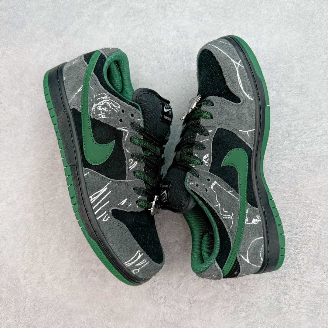 图片[3]-＃S2纯原 There Skateboards x NK SB Dunk Low 联名黑绿水鬼 HF7743-0010独家原厂航空铝磨具打磨大底 鞋头坡度极致还原 原盒原配 圈内天花板工艺 原厂冲刀 超高清洁度 全鞋零毛边皮料切割 全套原楦原模倾力打造完美版型 采用原厂百宏鞋带以及原厂百宏织唛舌标 内标可供原厂几率过验 原厂中底布黄色点胶 原厂中底布拉帮走线遵循公司‼️尺码：36 36.5 37.5 38 38.5 39 40 40.5 41 42 42.5 43 44 44.5 45 46 47.5-选品中心