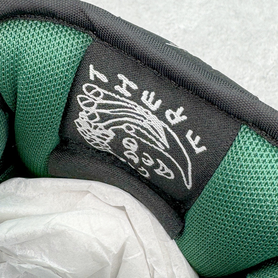 图片[14]-＃S2纯原 There Skateboards x NK SB Dunk Low 联名黑绿水鬼 HF7743-0010独家原厂航空铝磨具打磨大底 鞋头坡度极致还原 原盒原配 圈内天花板工艺 原厂冲刀 超高清洁度 全鞋零毛边皮料切割 全套原楦原模倾力打造完美版型 采用原厂百宏鞋带以及原厂百宏织唛舌标 内标可供原厂几率过验 原厂中底布黄色点胶 原厂中底布拉帮走线遵循公司‼️尺码：36 36.5 37.5 38 38.5 39 40 40.5 41 42 42.5 43 44 44.5 45 46 47.5-选品中心