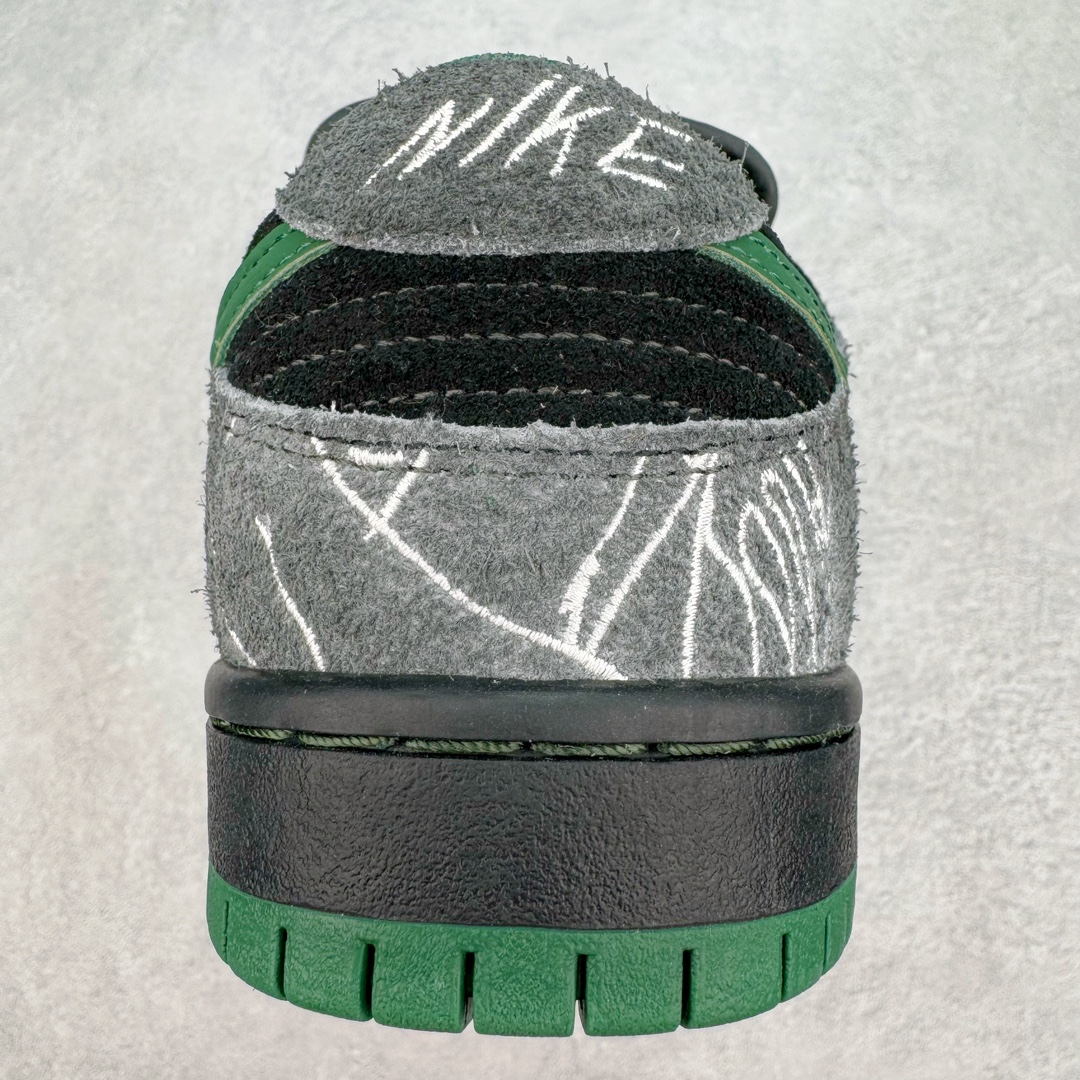 图片[8]-＃S2纯原 There Skateboards x NK SB Dunk Low 联名黑绿水鬼 HF7743-0010独家原厂航空铝磨具打磨大底 鞋头坡度极致还原 原盒原配 圈内天花板工艺 原厂冲刀 超高清洁度 全鞋零毛边皮料切割 全套原楦原模倾力打造完美版型 采用原厂百宏鞋带以及原厂百宏织唛舌标 内标可供原厂几率过验 原厂中底布黄色点胶 原厂中底布拉帮走线遵循公司‼️尺码：36 36.5 37.5 38 38.5 39 40 40.5 41 42 42.5 43 44 44.5 45 46 47.5-选品中心