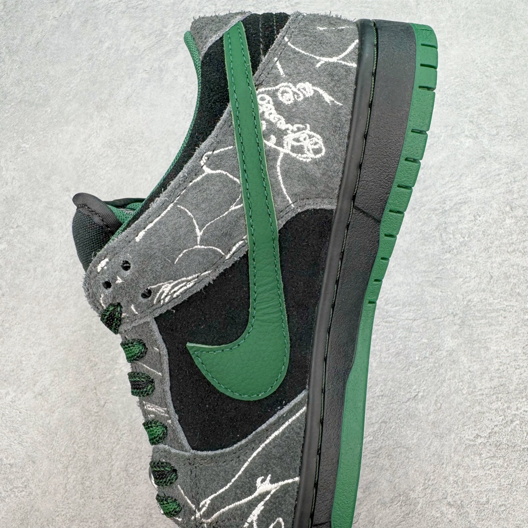 图片[7]-＃S2纯原 There Skateboards x NK SB Dunk Low 联名黑绿水鬼 HF7743-0010独家原厂航空铝磨具打磨大底 鞋头坡度极致还原 原盒原配 圈内天花板工艺 原厂冲刀 超高清洁度 全鞋零毛边皮料切割 全套原楦原模倾力打造完美版型 采用原厂百宏鞋带以及原厂百宏织唛舌标 内标可供原厂几率过验 原厂中底布黄色点胶 原厂中底布拉帮走线遵循公司‼️尺码：36 36.5 37.5 38 38.5 39 40 40.5 41 42 42.5 43 44 44.5 45 46 47.5-选品中心