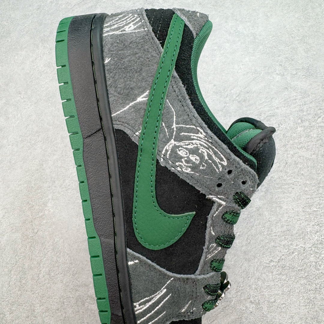 图片[6]-＃S2纯原 There Skateboards x NK SB Dunk Low 联名黑绿水鬼 HF7743-0010独家原厂航空铝磨具打磨大底 鞋头坡度极致还原 原盒原配 圈内天花板工艺 原厂冲刀 超高清洁度 全鞋零毛边皮料切割 全套原楦原模倾力打造完美版型 采用原厂百宏鞋带以及原厂百宏织唛舌标 内标可供原厂几率过验 原厂中底布黄色点胶 原厂中底布拉帮走线遵循公司‼️尺码：36 36.5 37.5 38 38.5 39 40 40.5 41 42 42.5 43 44 44.5 45 46 47.5-选品中心