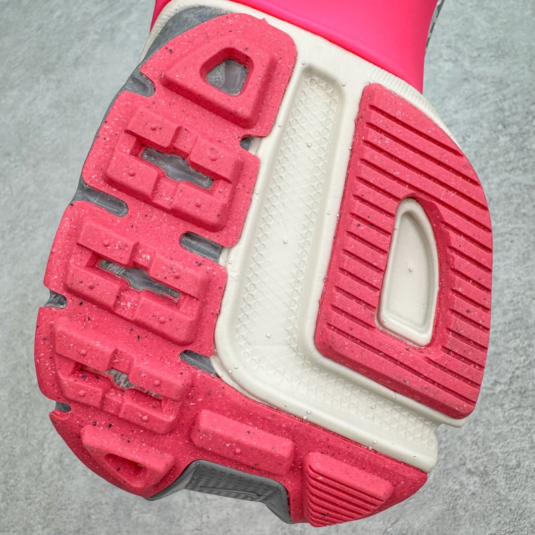 图片[20]-＃HP纯原 NK V2K Runtekk 减震防滑低帮 复古老爹鞋跑步鞋 FZ5061-100 鞋款被命名为 Runtekk 设计上借鉴了 2000 年的跑鞋风格 配色上以金属银为主调 简练又有复古运动气质 材质上使用大面积网眼、皮革、TPU 组成 支撑和透气性肯定不错 中底处由 Cushlon 泡绵打造 保证在压马路时可以提供优秀脚感 并通过一手做旧氧化效果突出复古感 中底造型很容易让大家联想到巴黎世家3XL 增高效果同样不能忽视 尺码：35.5 36 36.5 37.5 38 38.5 39 40 40.5 41 42 42.5 43 44 44.5 45 46-选品中心