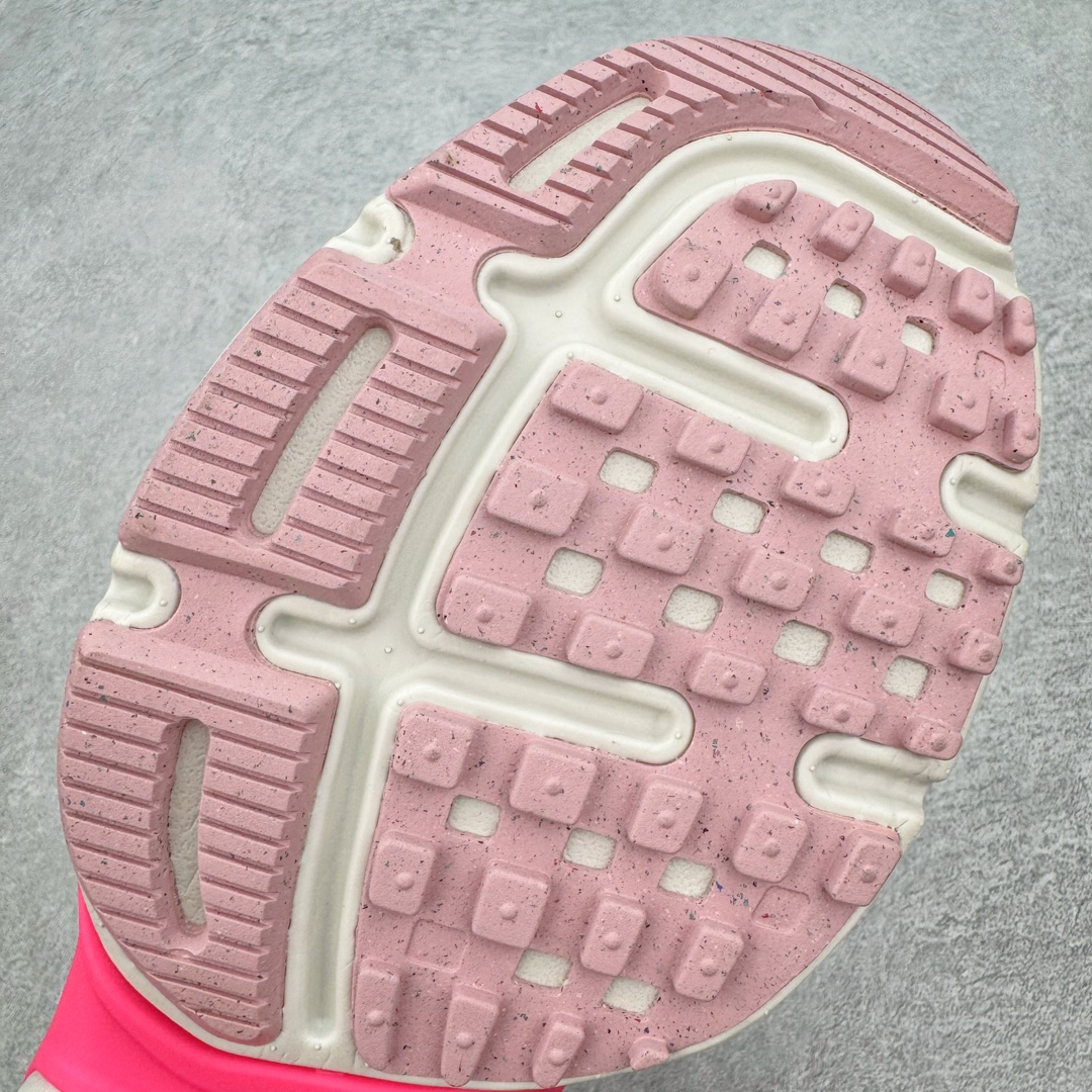 图片[21]-＃HP纯原 NK V2K Runtekk 减震防滑低帮 复古老爹鞋跑步鞋 FZ5061-100 鞋款被命名为 Runtekk 设计上借鉴了 2000 年的跑鞋风格 配色上以金属银为主调 简练又有复古运动气质 材质上使用大面积网眼、皮革、TPU 组成 支撑和透气性肯定不错 中底处由 Cushlon 泡绵打造 保证在压马路时可以提供优秀脚感 并通过一手做旧氧化效果突出复古感 中底造型很容易让大家联想到巴黎世家3XL 增高效果同样不能忽视 尺码：35.5 36 36.5 37.5 38 38.5 39 40 40.5 41 42 42.5 43 44 44.5 45 46-选品中心