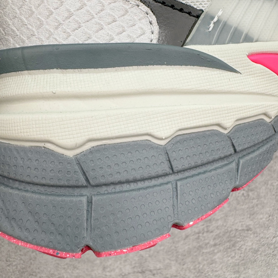 图片[19]-＃HP纯原 NK V2K Runtekk 减震防滑低帮 复古老爹鞋跑步鞋 FZ5061-100 鞋款被命名为 Runtekk 设计上借鉴了 2000 年的跑鞋风格 配色上以金属银为主调 简练又有复古运动气质 材质上使用大面积网眼、皮革、TPU 组成 支撑和透气性肯定不错 中底处由 Cushlon 泡绵打造 保证在压马路时可以提供优秀脚感 并通过一手做旧氧化效果突出复古感 中底造型很容易让大家联想到巴黎世家3XL 增高效果同样不能忽视 尺码：35.5 36 36.5 37.5 38 38.5 39 40 40.5 41 42 42.5 43 44 44.5 45 46-选品中心