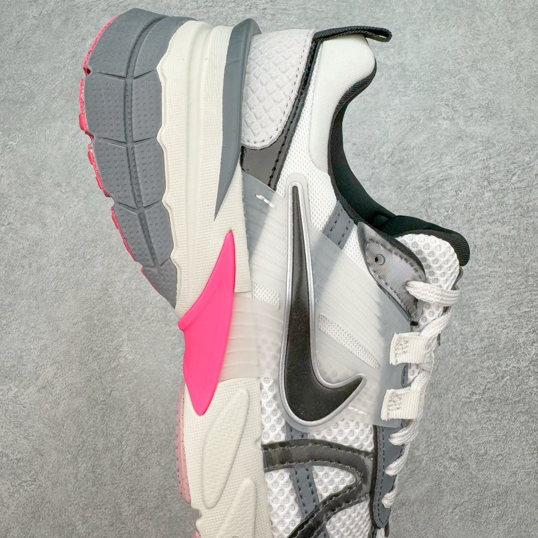 图片[6]-＃HP纯原 NK V2K Runtekk 减震防滑低帮 复古老爹鞋跑步鞋 FZ5061-100 鞋款被命名为 Runtekk 设计上借鉴了 2000 年的跑鞋风格 配色上以金属银为主调 简练又有复古运动气质 材质上使用大面积网眼、皮革、TPU 组成 支撑和透气性肯定不错 中底处由 Cushlon 泡绵打造 保证在压马路时可以提供优秀脚感 并通过一手做旧氧化效果突出复古感 中底造型很容易让大家联想到巴黎世家3XL 增高效果同样不能忽视 尺码：35.5 36 36.5 37.5 38 38.5 39 40 40.5 41 42 42.5 43 44 44.5 45 46-选品中心