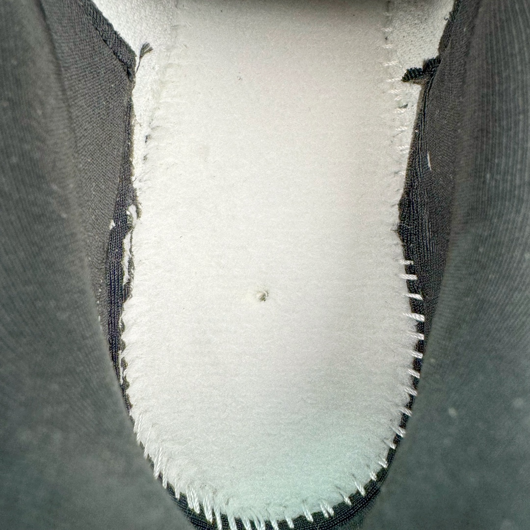 图片[11]-＃HP纯原 NK V2K Runtekk 减震防滑低帮 复古老爹鞋跑步鞋 FZ5061-100 鞋款被命名为 Runtekk 设计上借鉴了 2000 年的跑鞋风格 配色上以金属银为主调 简练又有复古运动气质 材质上使用大面积网眼、皮革、TPU 组成 支撑和透气性肯定不错 中底处由 Cushlon 泡绵打造 保证在压马路时可以提供优秀脚感 并通过一手做旧氧化效果突出复古感 中底造型很容易让大家联想到巴黎世家3XL 增高效果同样不能忽视 尺码：35.5 36 36.5 37.5 38 38.5 39 40 40.5 41 42 42.5 43 44 44.5 45 46-选品中心